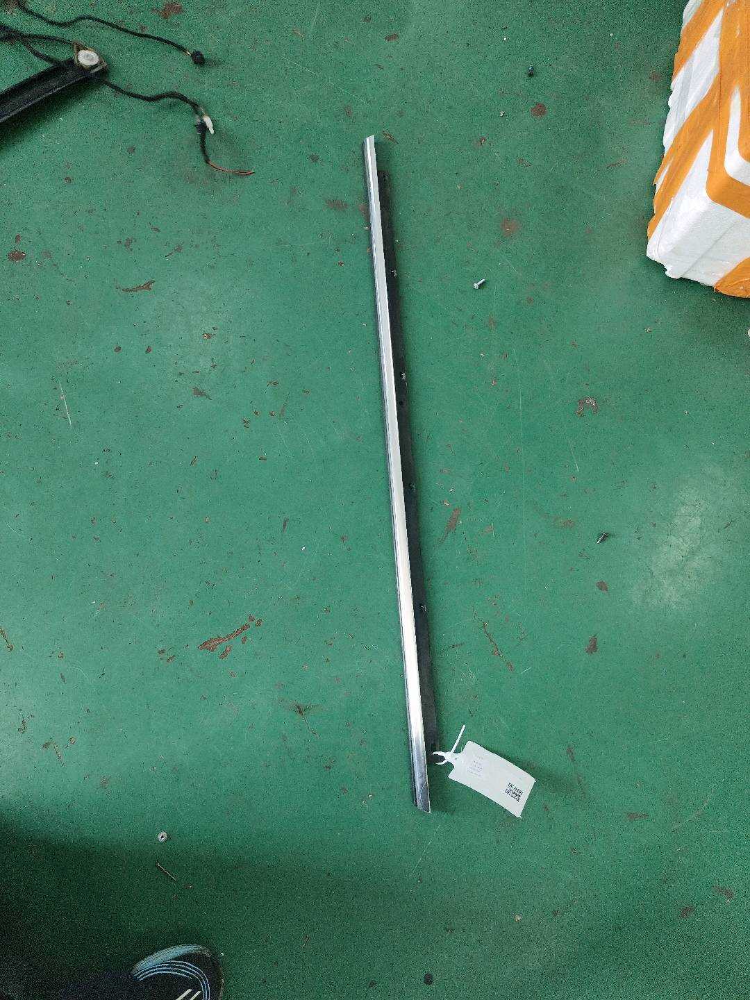 L4FD853764A2ZZ 后门玻璃压条(右外)