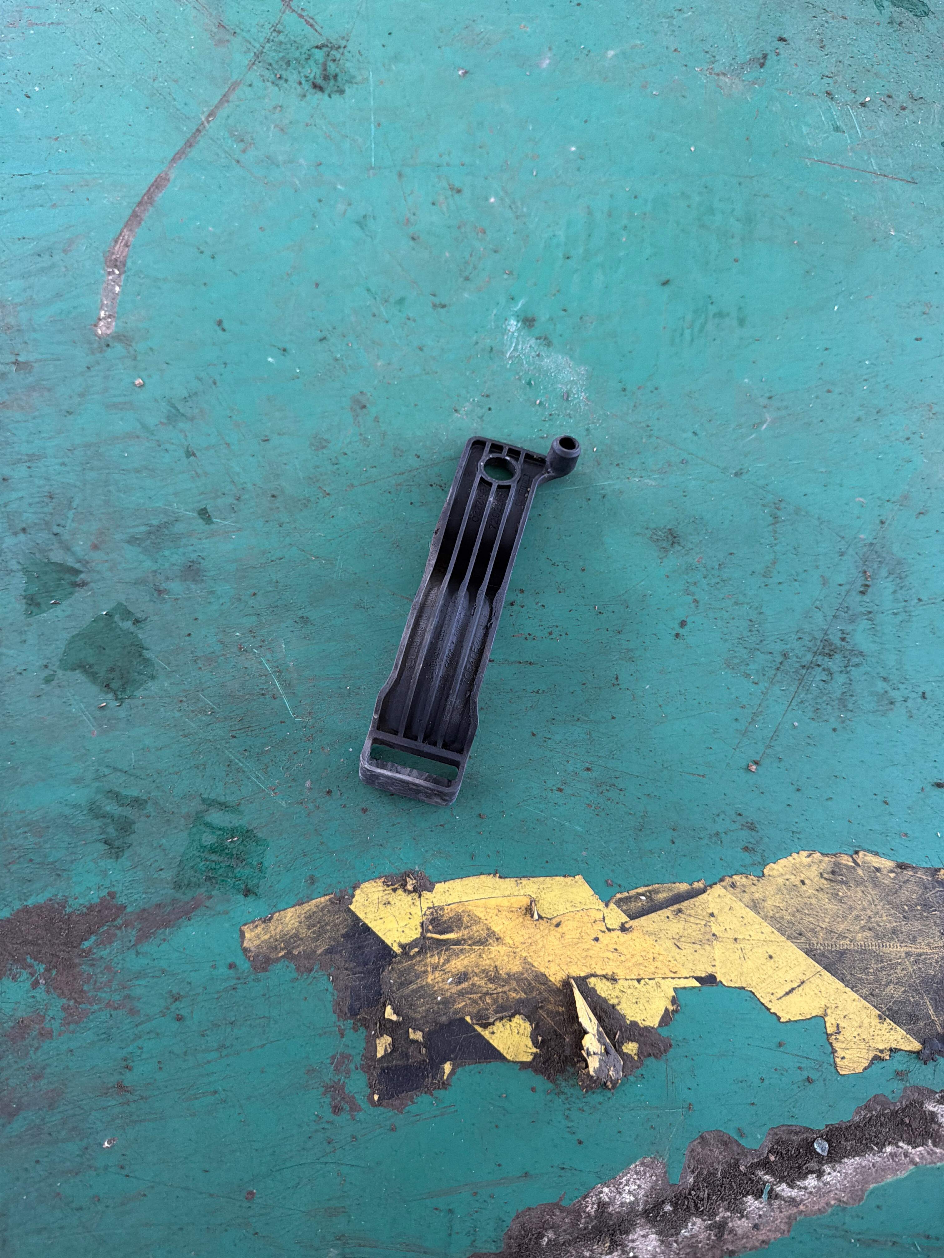 16127292265 燃油滤清器支座