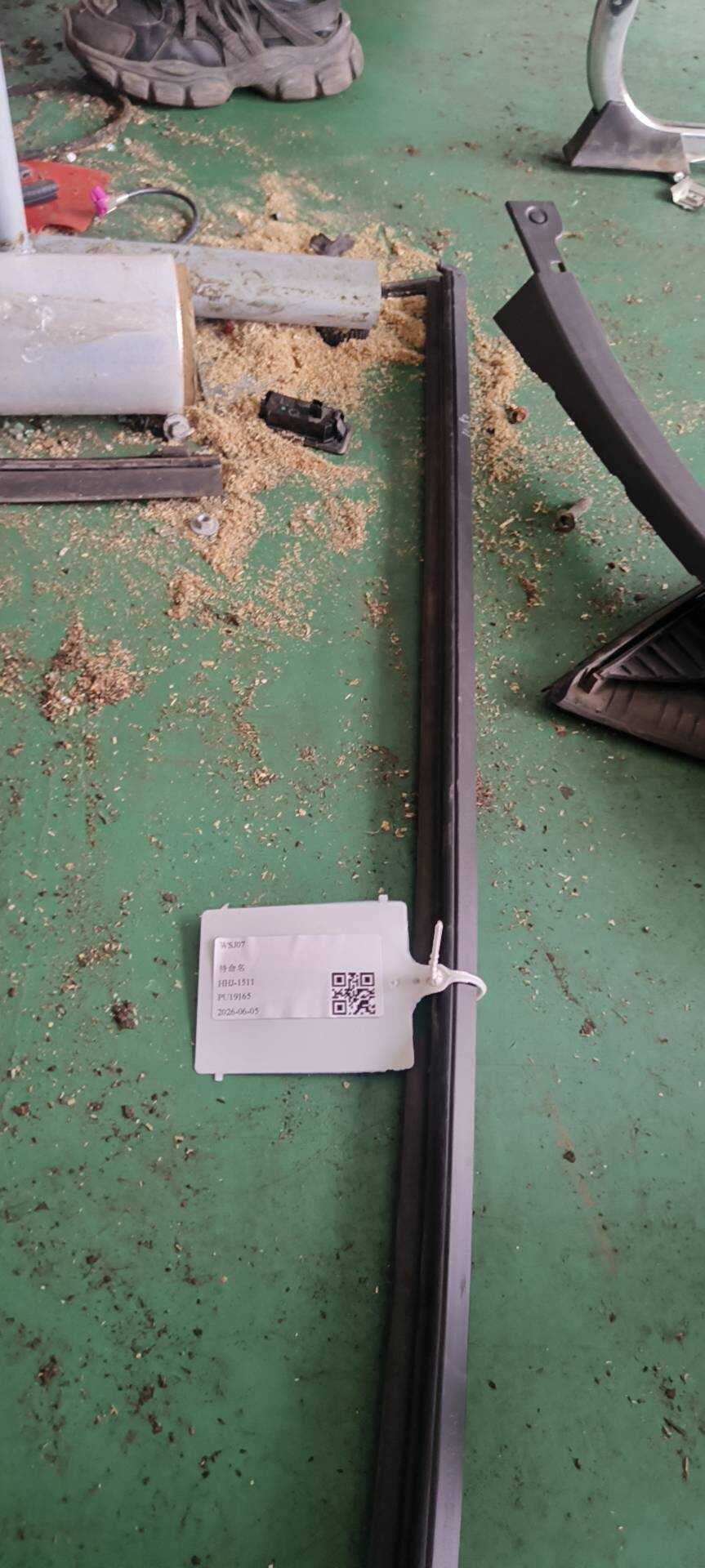 84492386 Rear Door Window Molding (Left Outer)