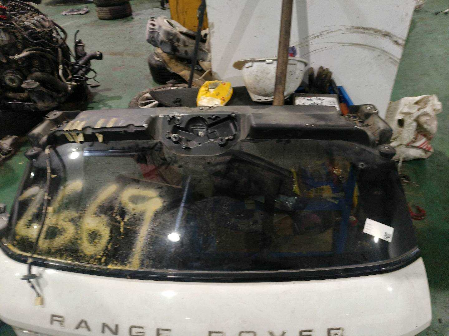 LR026734 Rear Windshield Glass