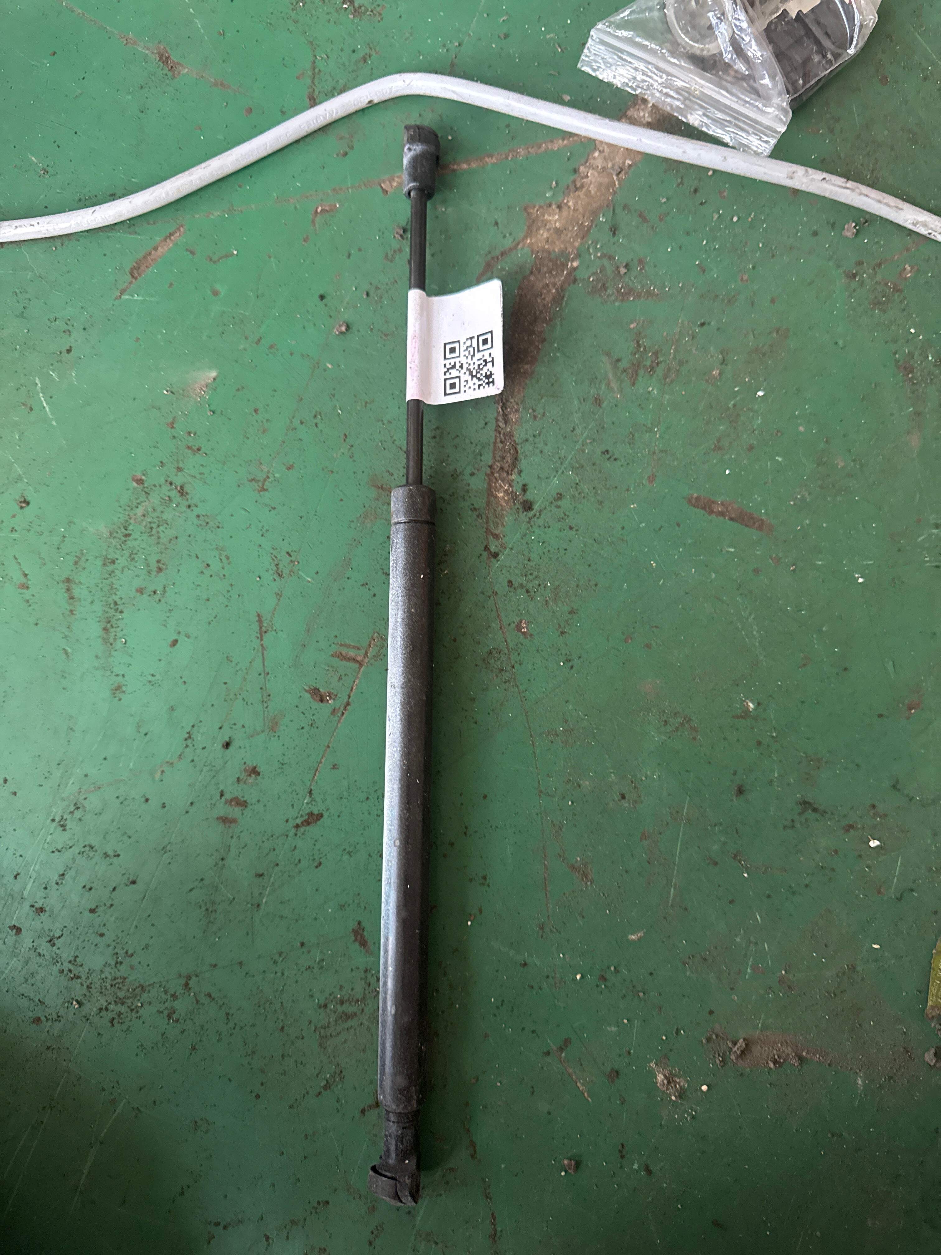 L3C8827550 尾盖撑杆(左)