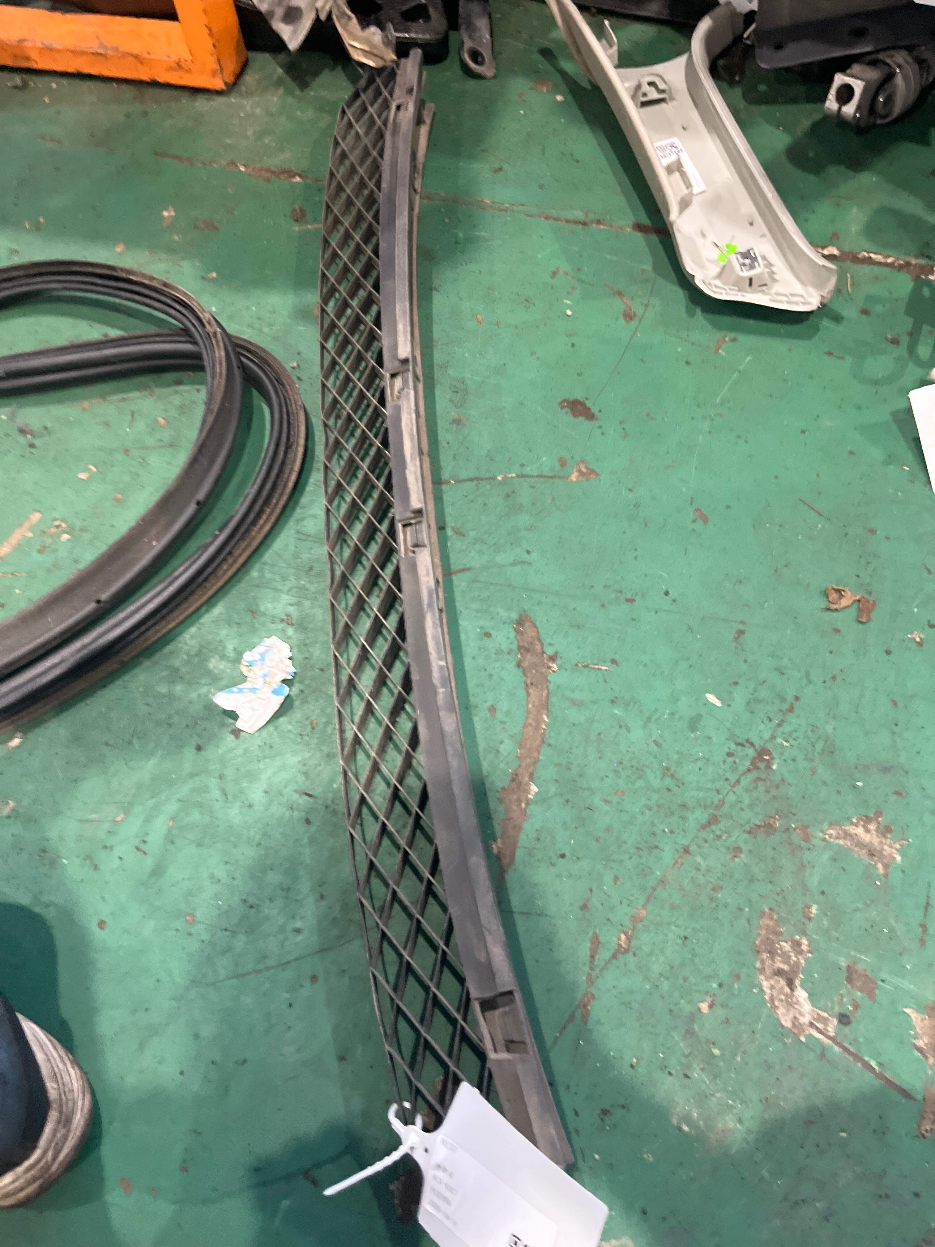 1K9807863A Rear Bumper Bracket, Center