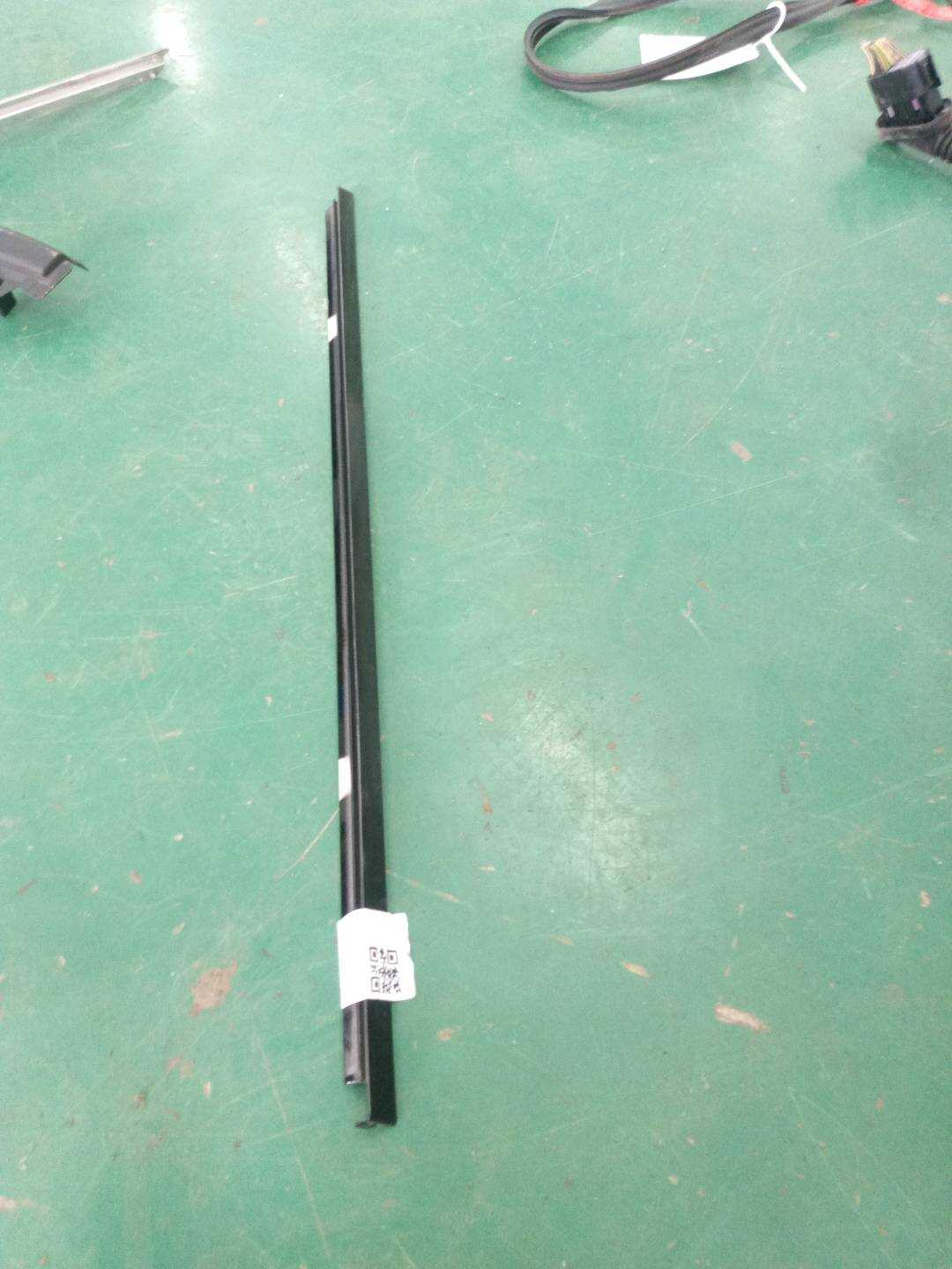 LR049162 Rear Door Window Outer Molding (Upper Left)