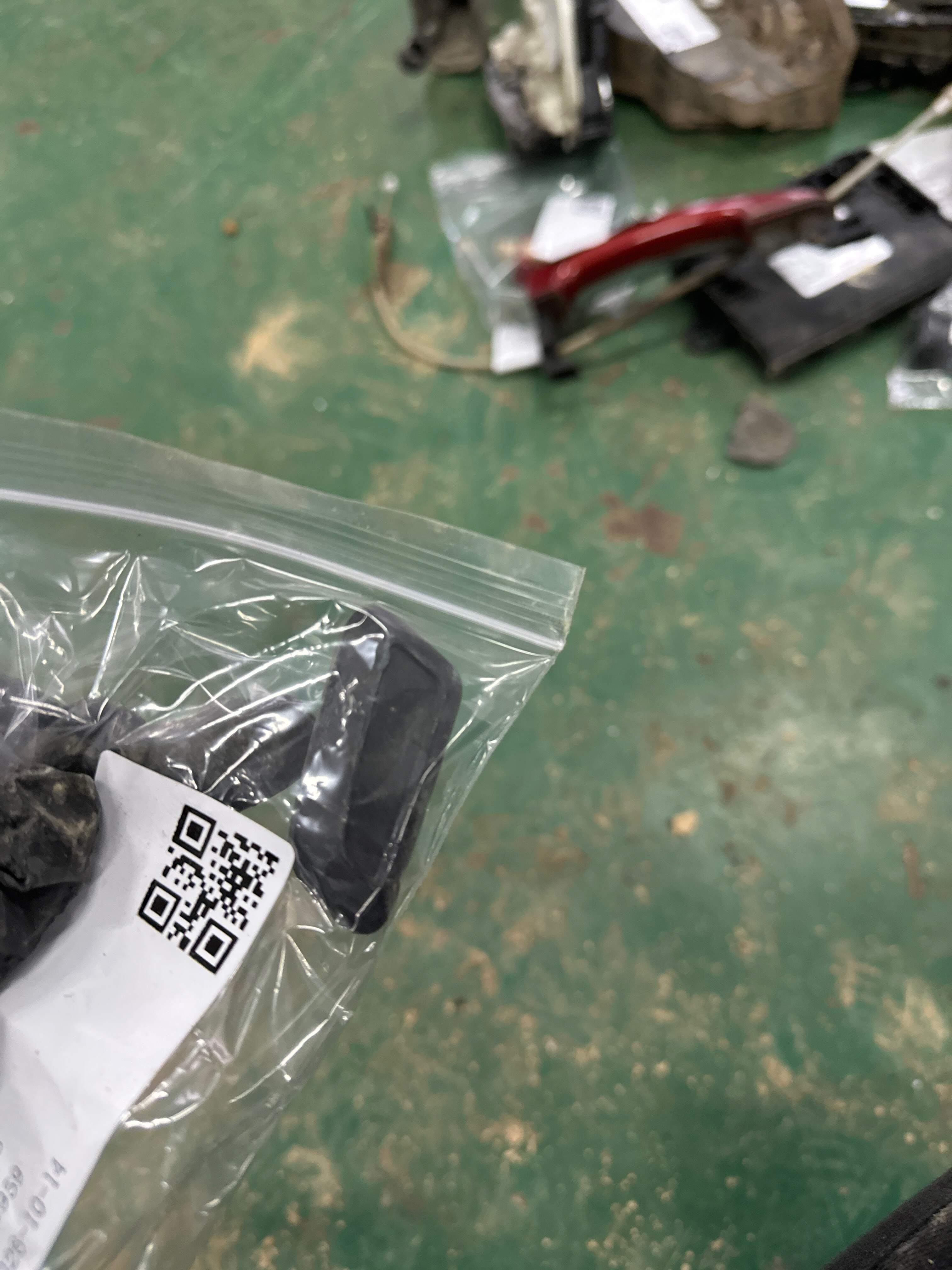 4GD959815 驾驶员座椅前后调节按钮