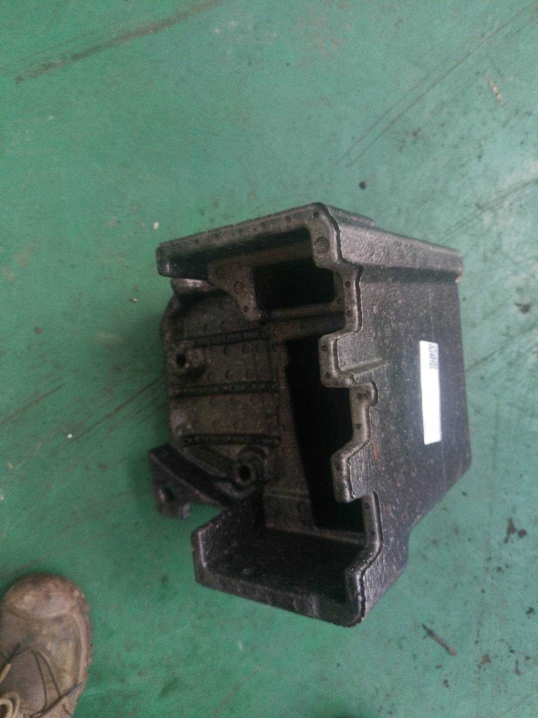 51477381864 行李箱地板储物箱(左)