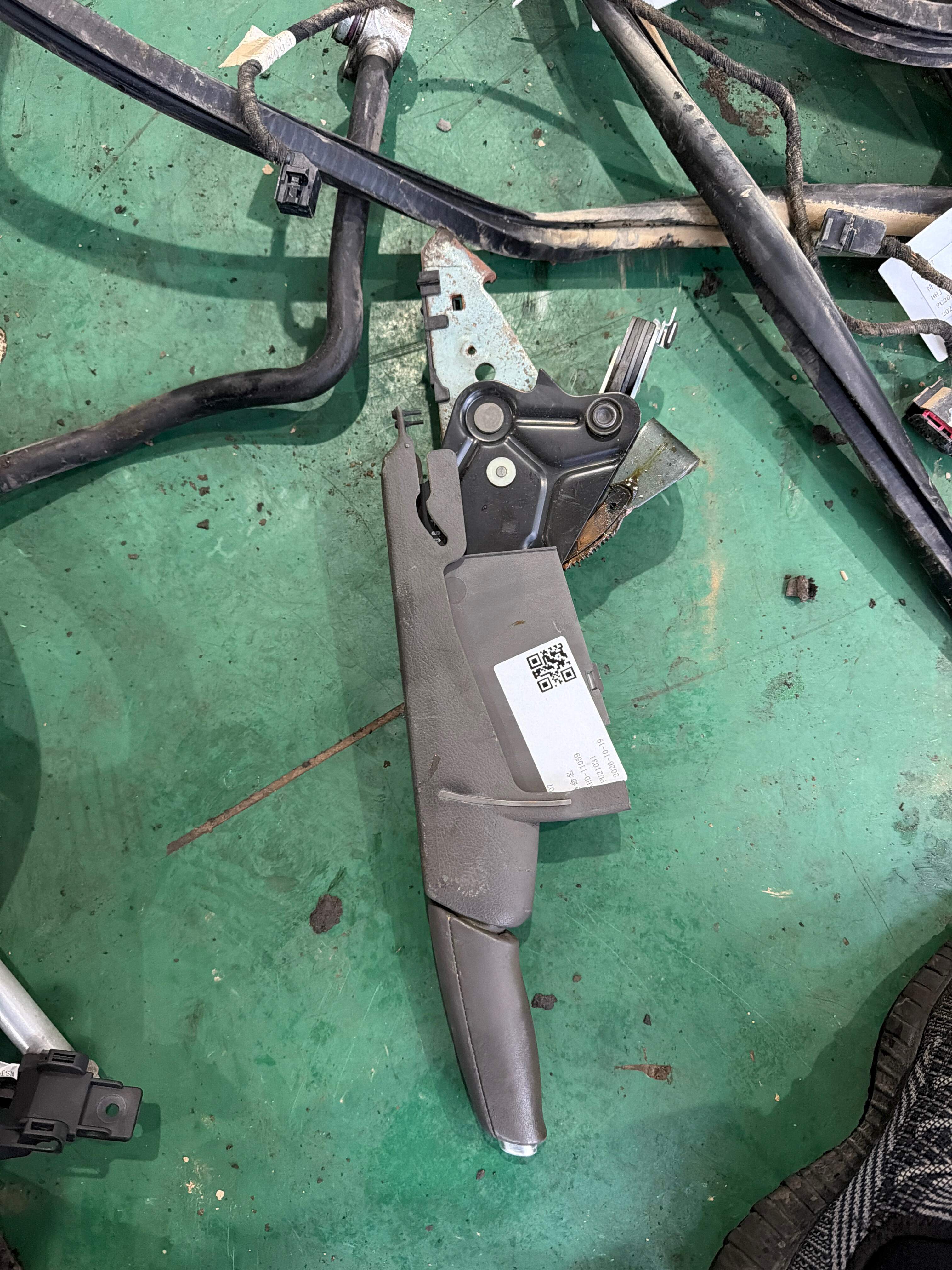 8E0711305G Parking Brake Lever