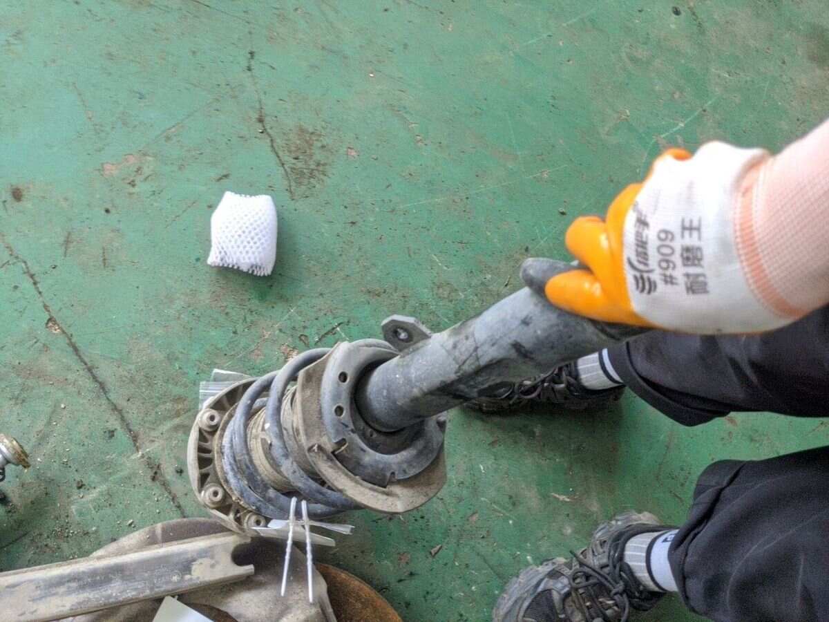 31306888335 前减震器芯(左)