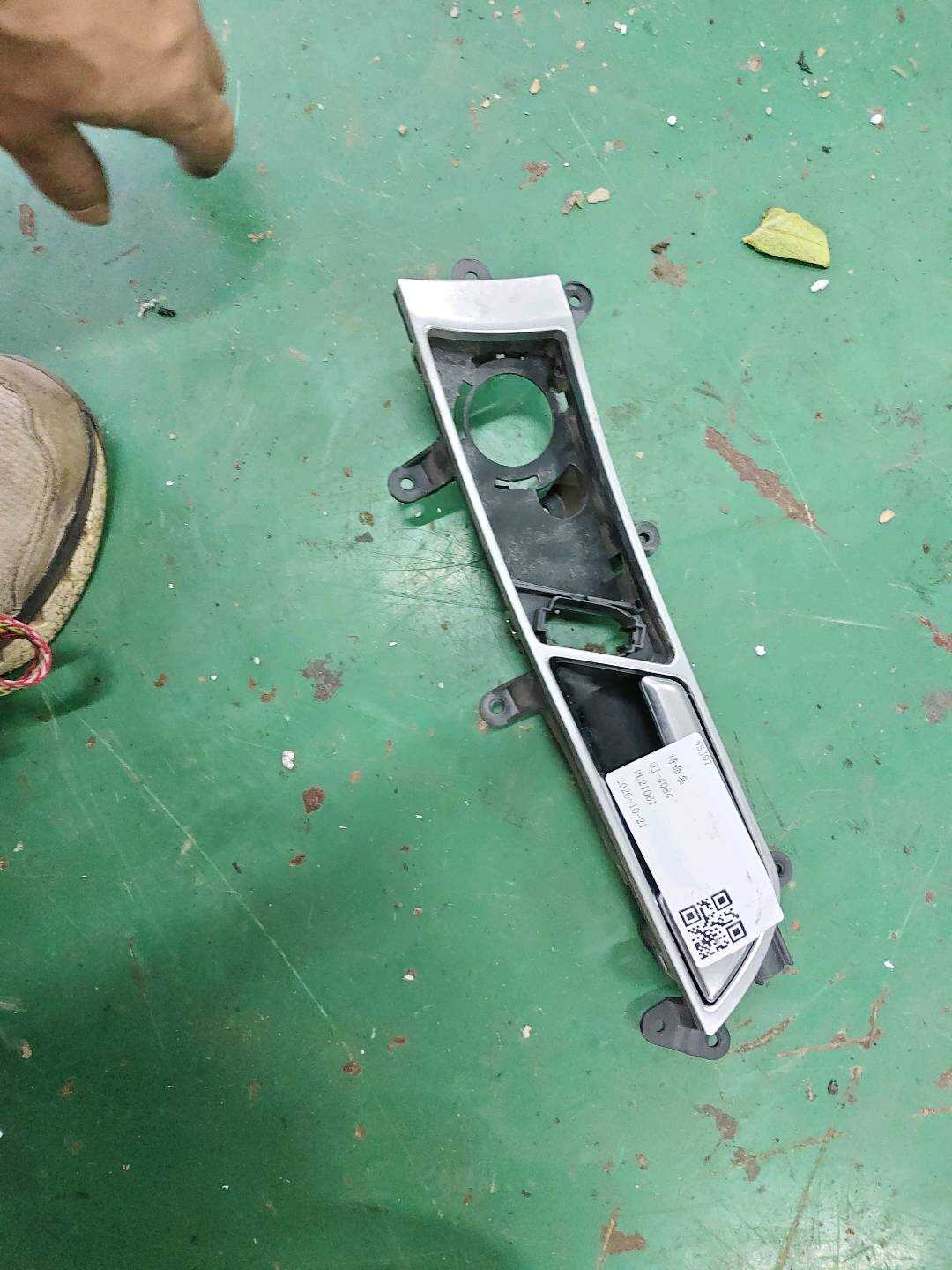 L4F0837019C Front Door Inner Handle, Left