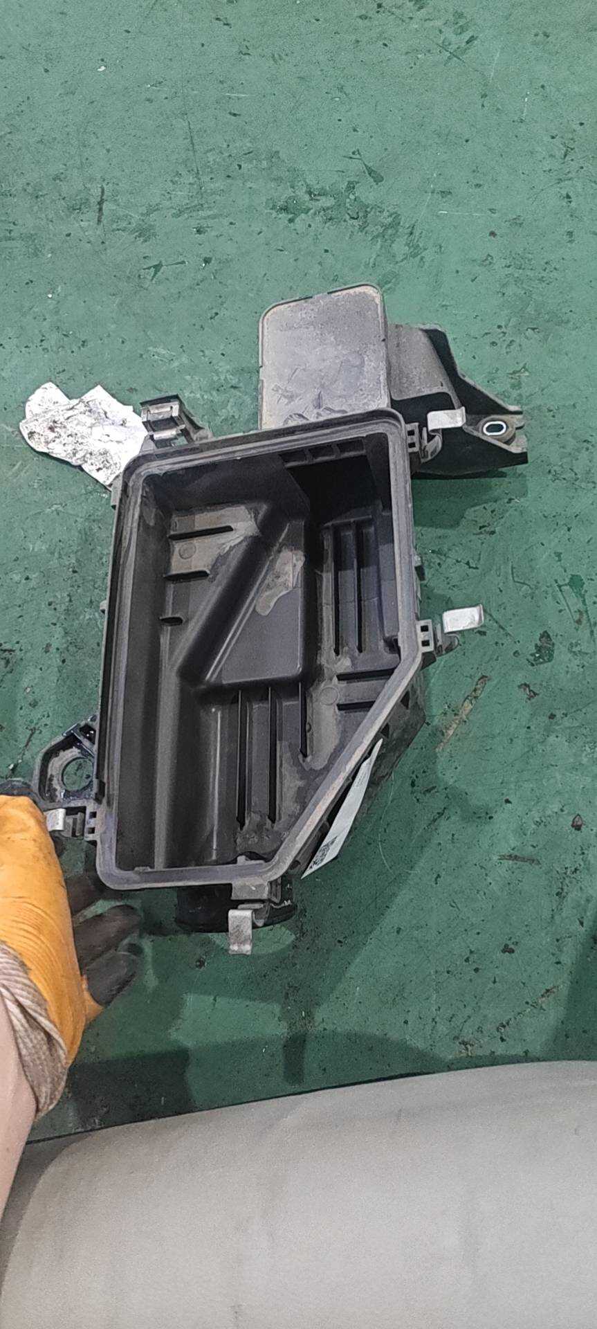 1720257RH00 空气滤清器壳（下）
