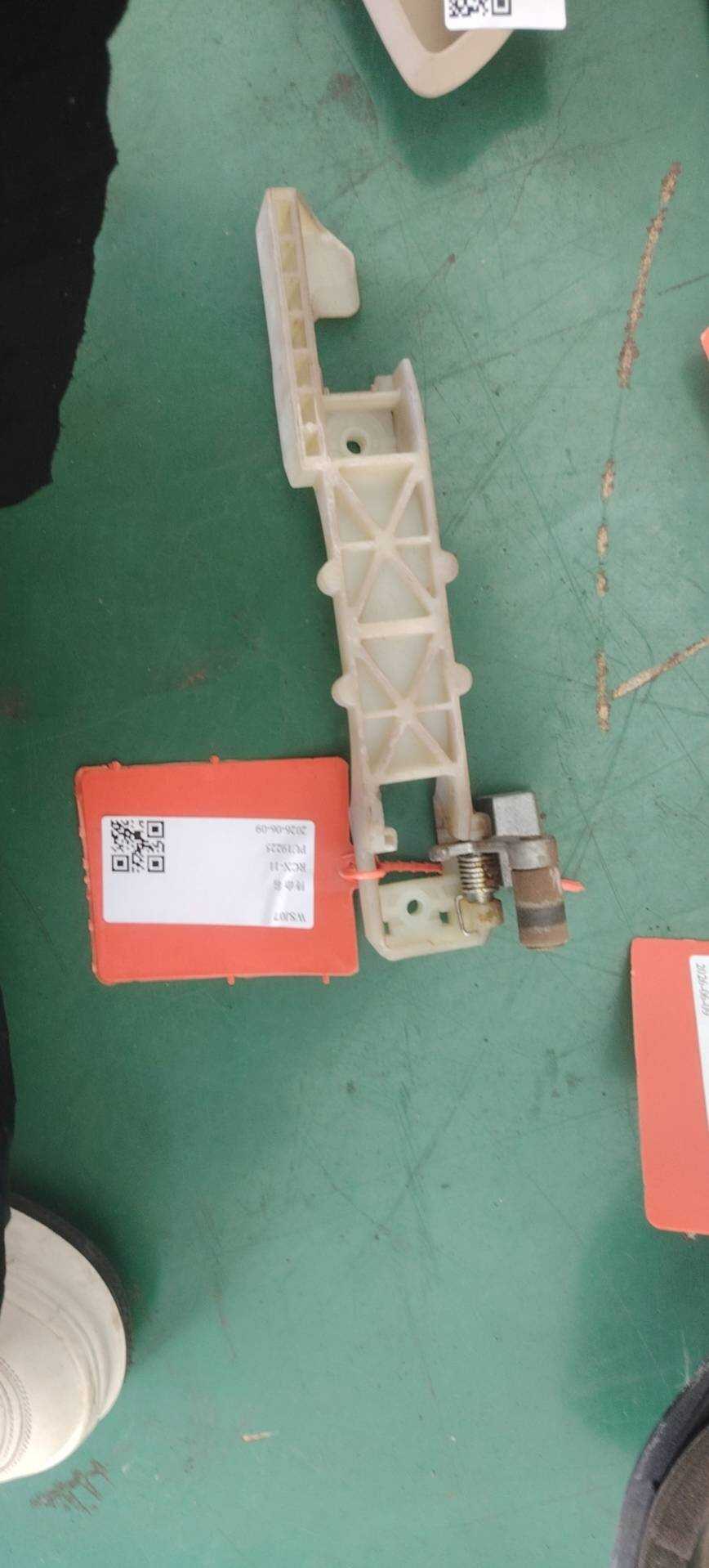 836652E000 后门外拉手固定框（右）
