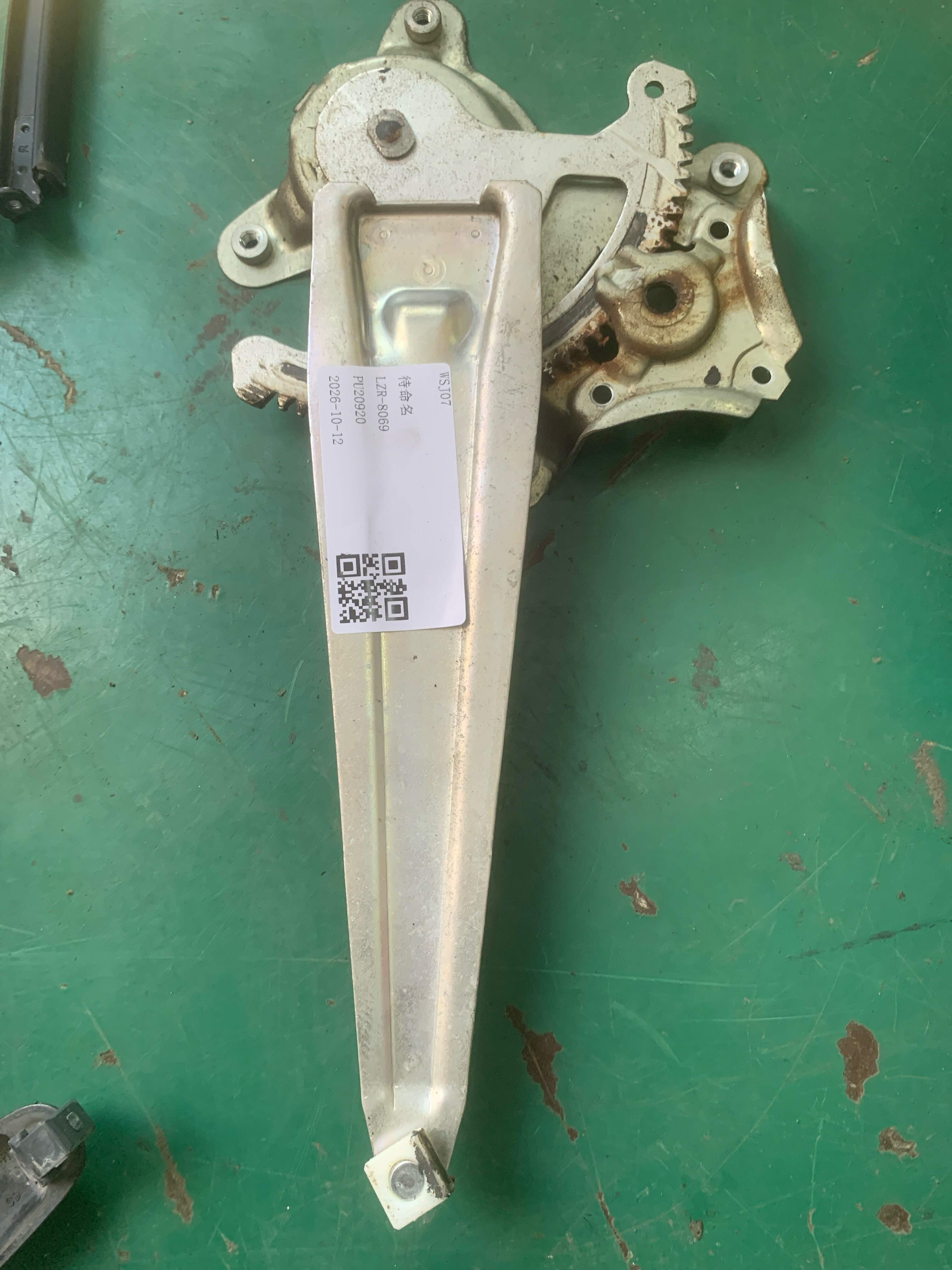 698030R020 后门玻璃升降支架（右）