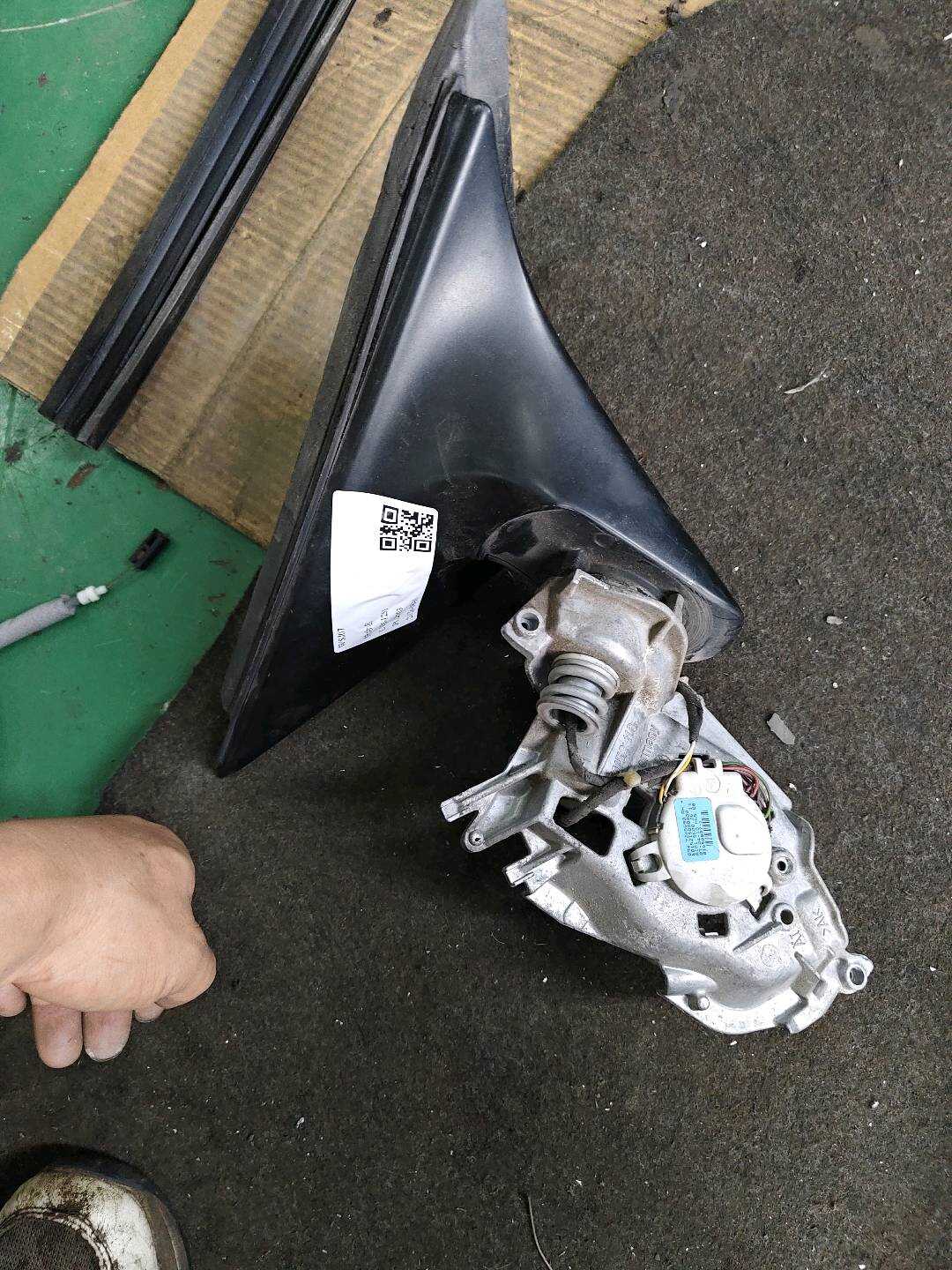 51167282128 Side Mirror Mounting Base, Right
