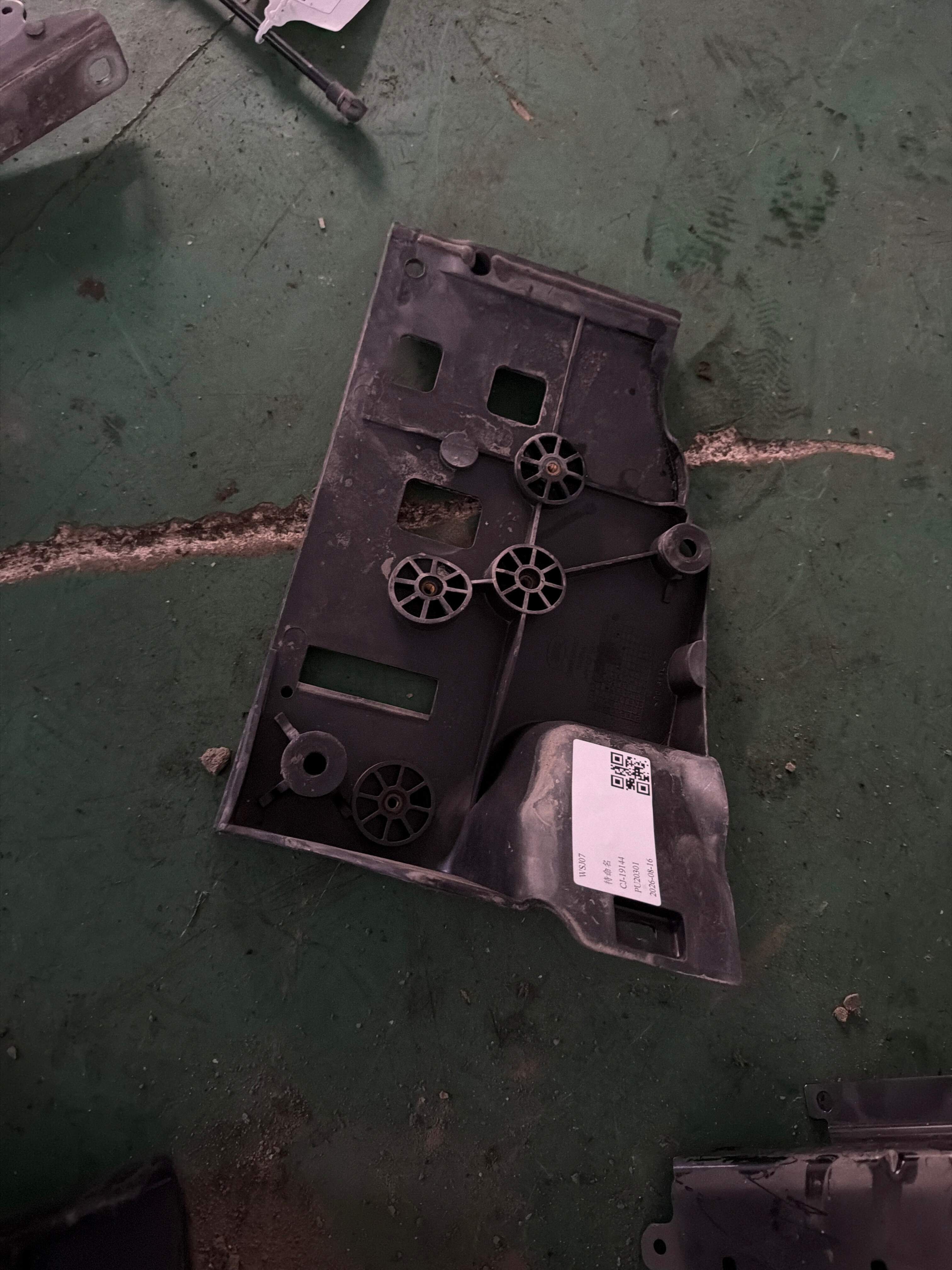 DWM500021 Battery Tray, Right