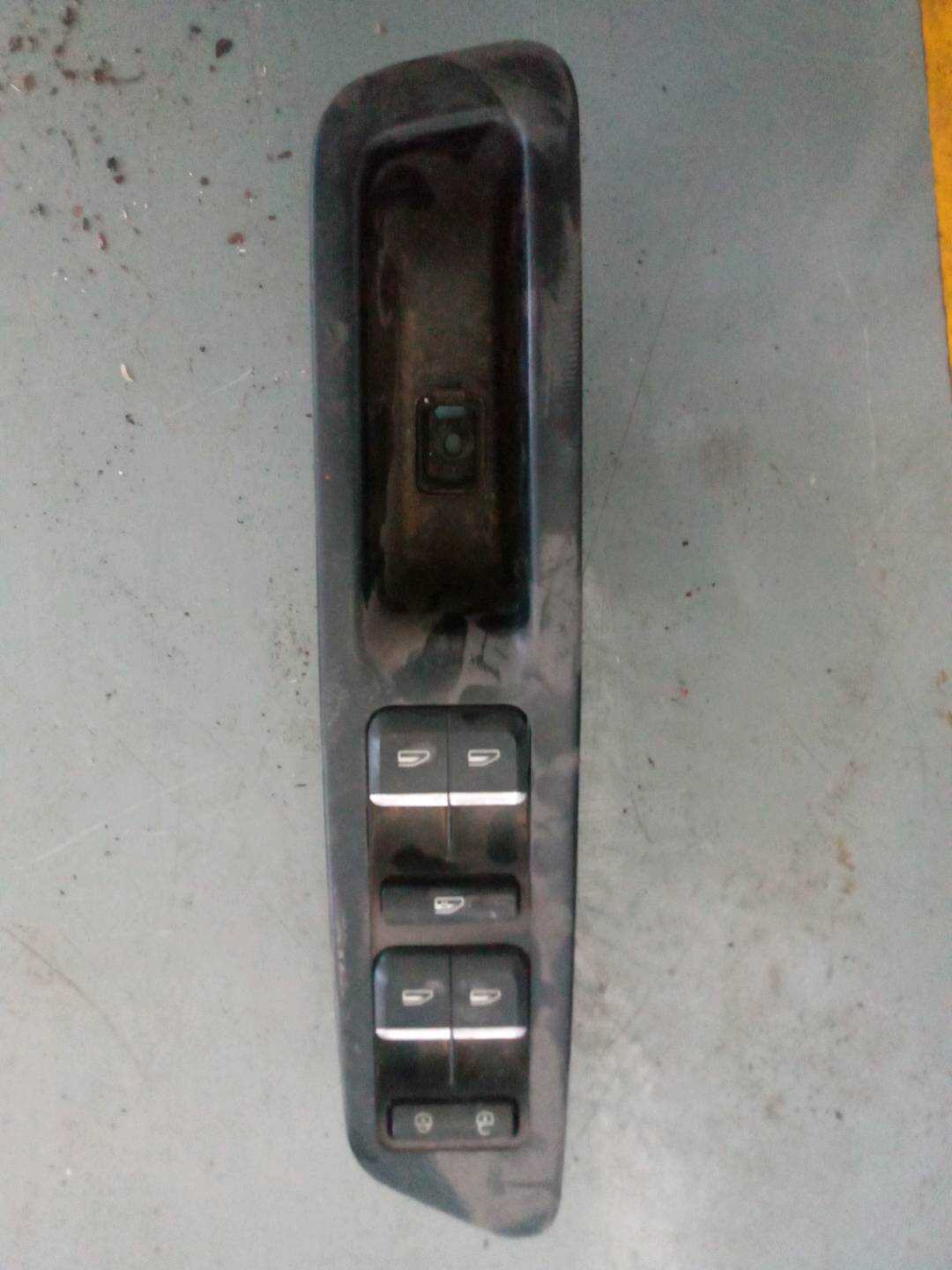 7045007500894 前门玻璃升降开关（左）