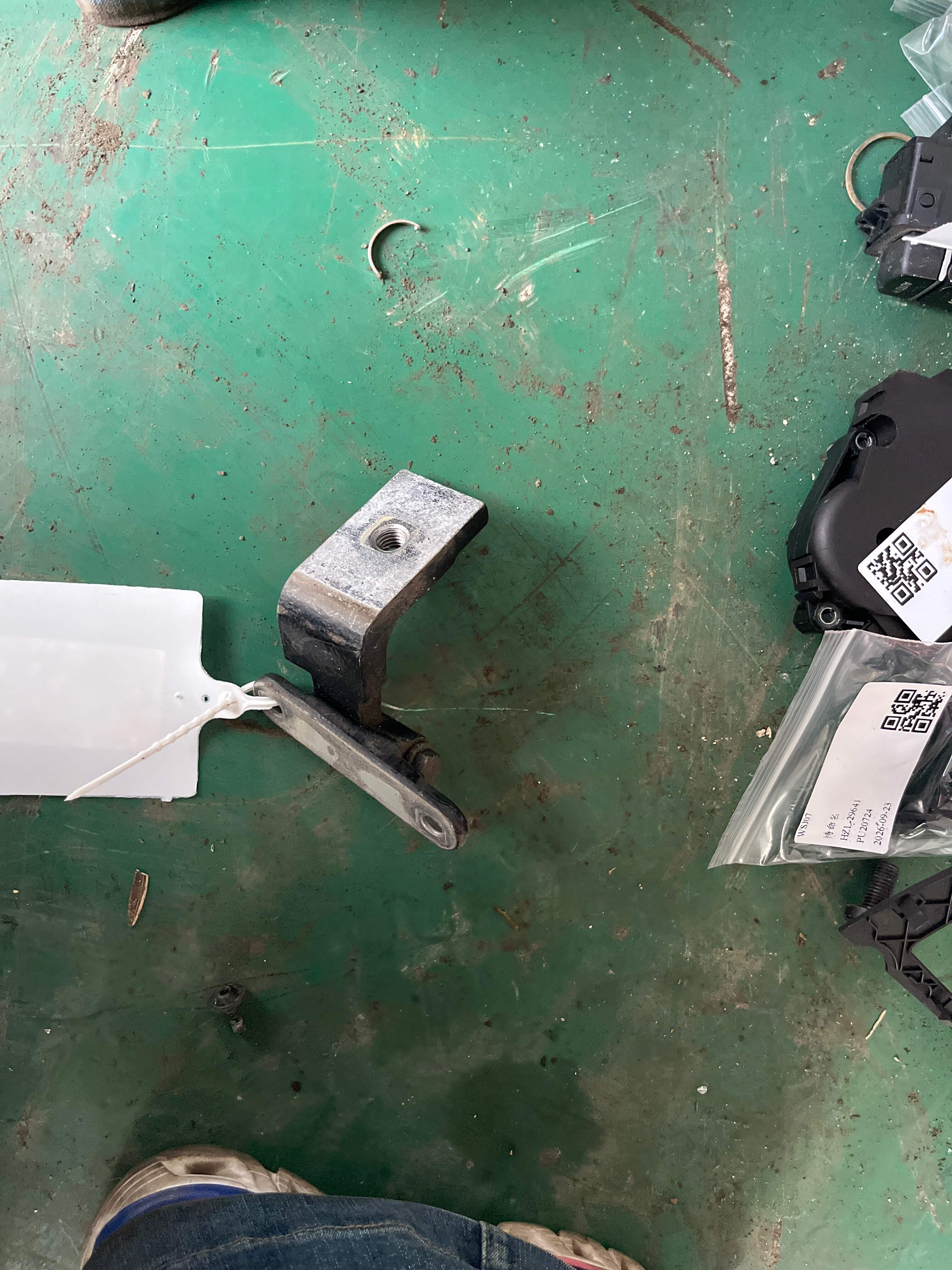 41007228154 Rear Door Hinge (Lower Right)