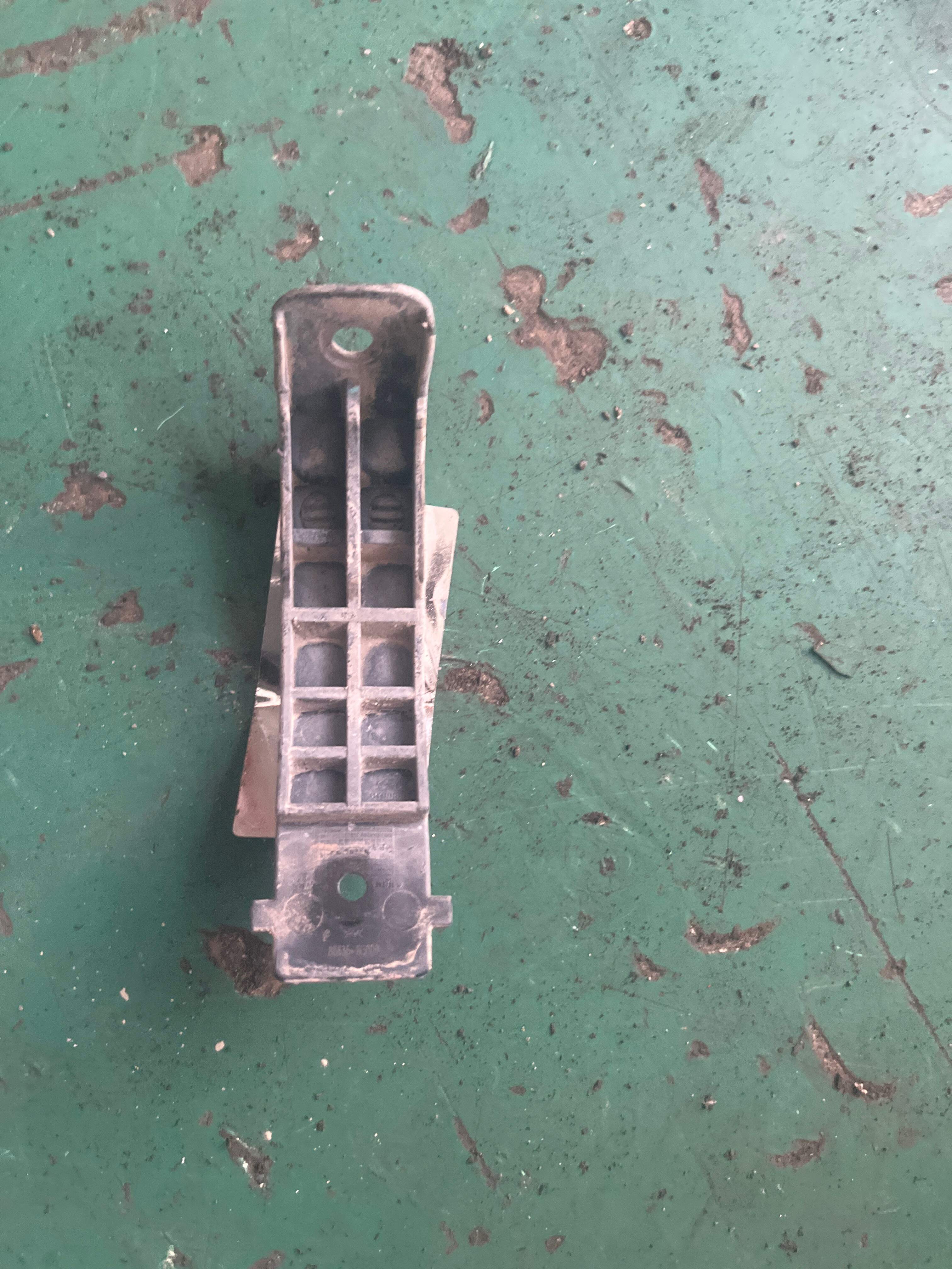 86635B3000 Rear Bumper Frame Lower Bracket, Left