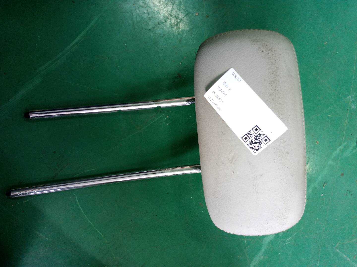 A20497019507J95 后座椅头枕(中)