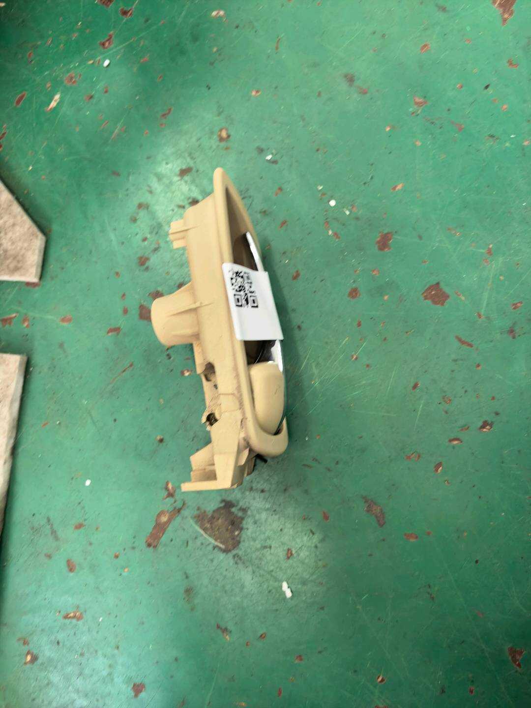 6770833360A0 后门内拉手(左)