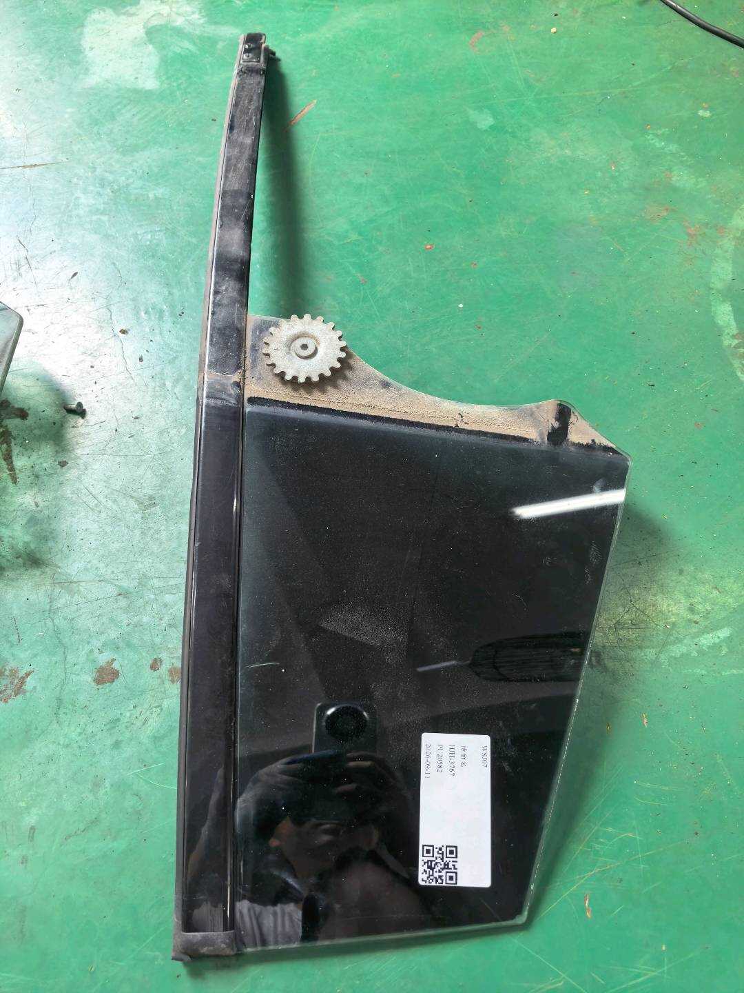 51357197886 后门三角窗玻璃(右)