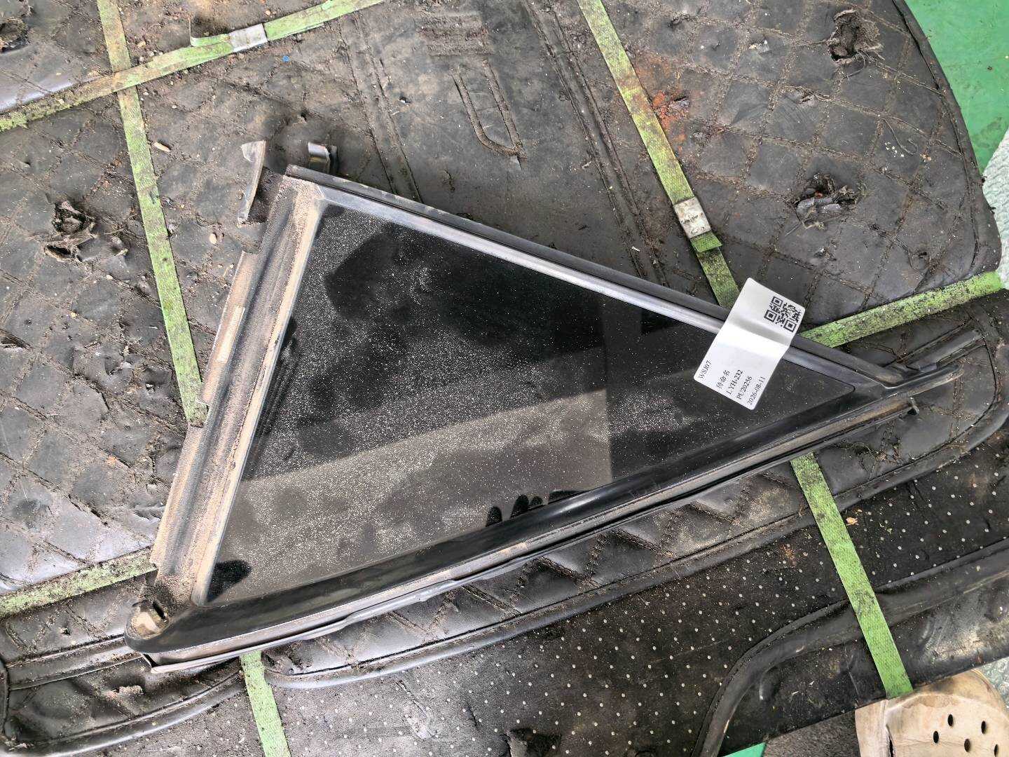A1647302555 后门三角窗玻璃（左）