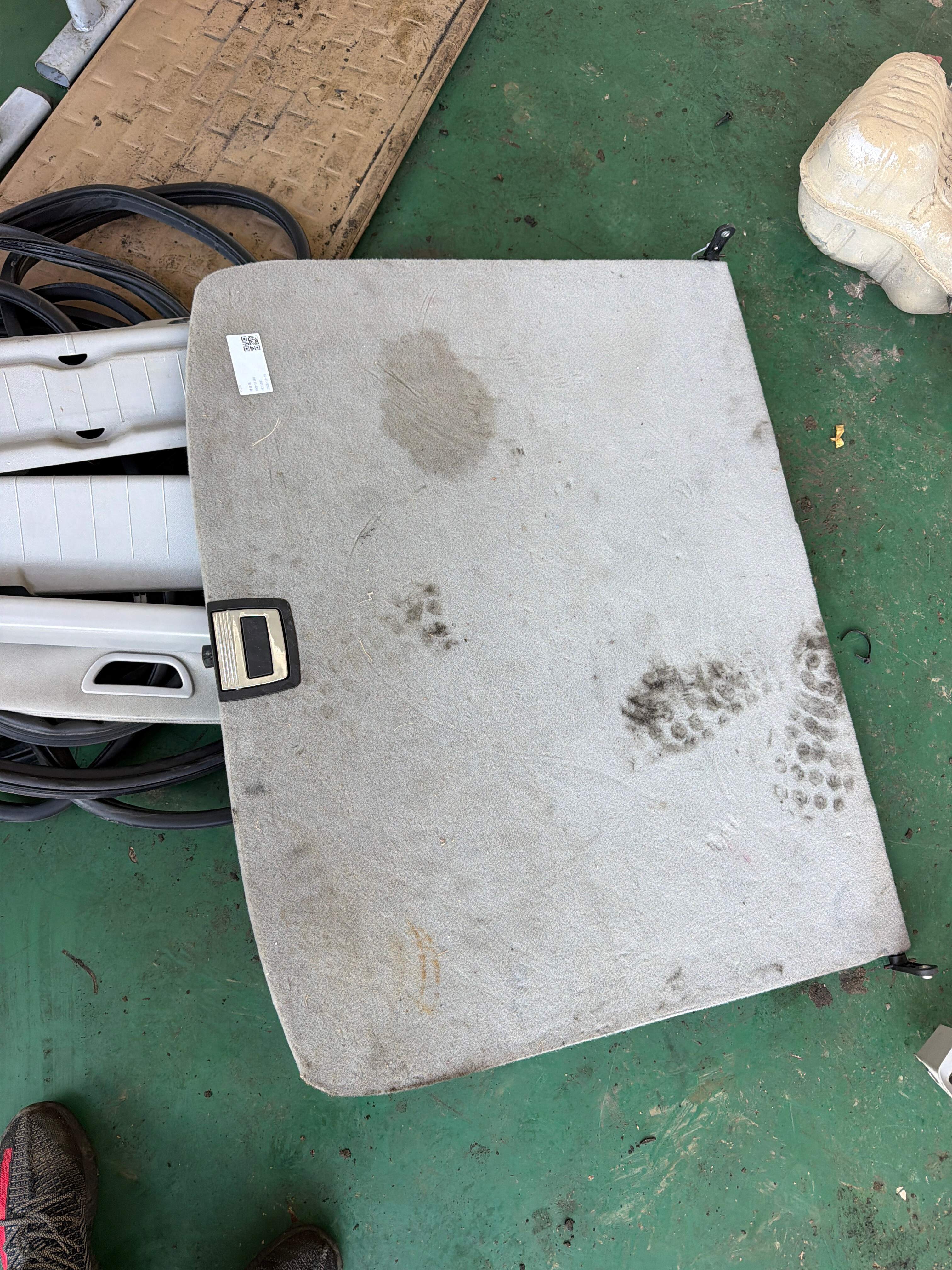 A16968038417H45 REAR FLOOR COVERING