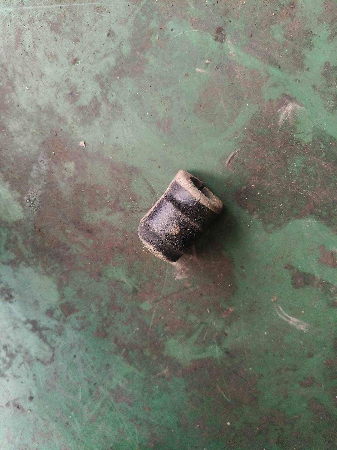 33551094551 后平衡杆胶套（右）