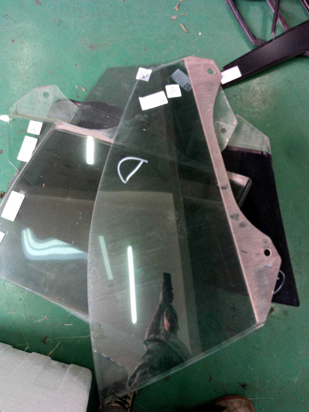 4B0845202 车门玻璃(右)