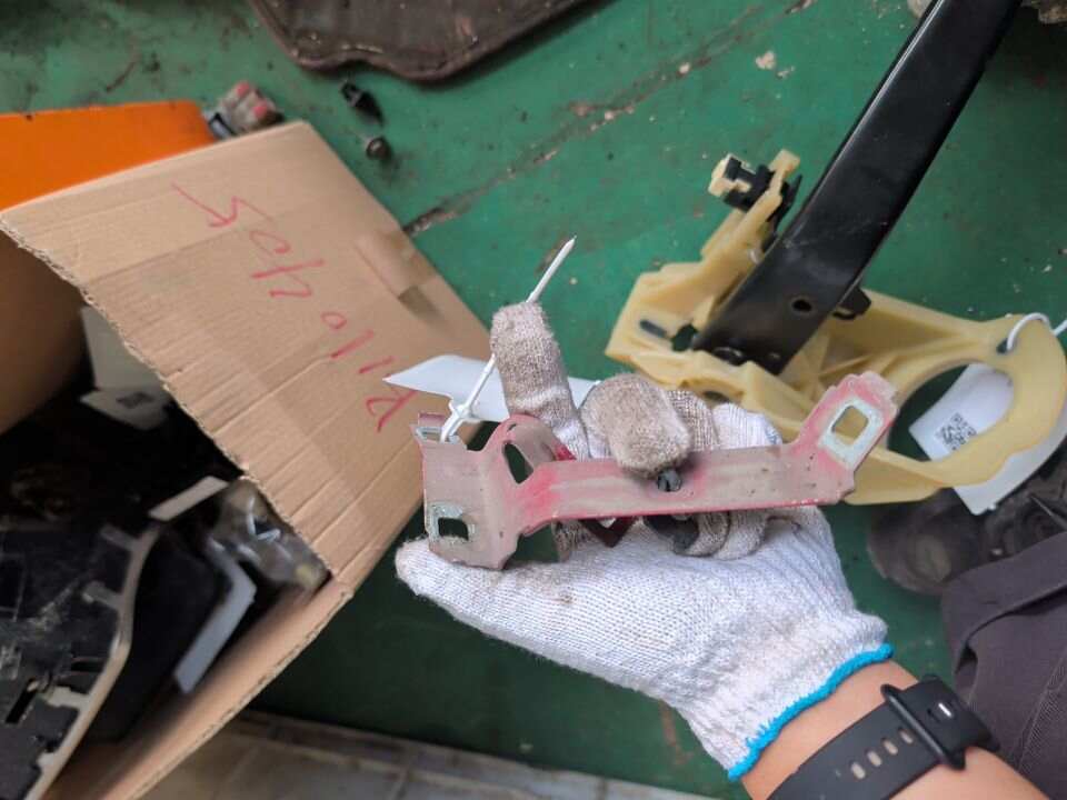 41357284650 前叶子上固定架（右上）