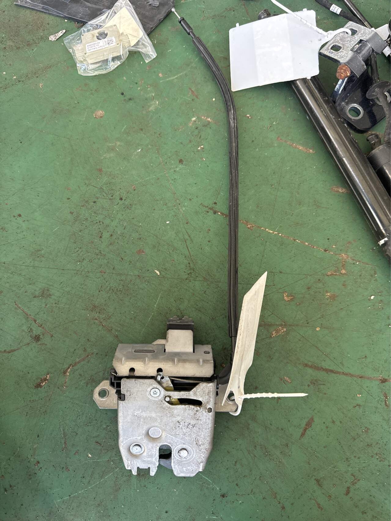 LR051454 尾盖锁机构