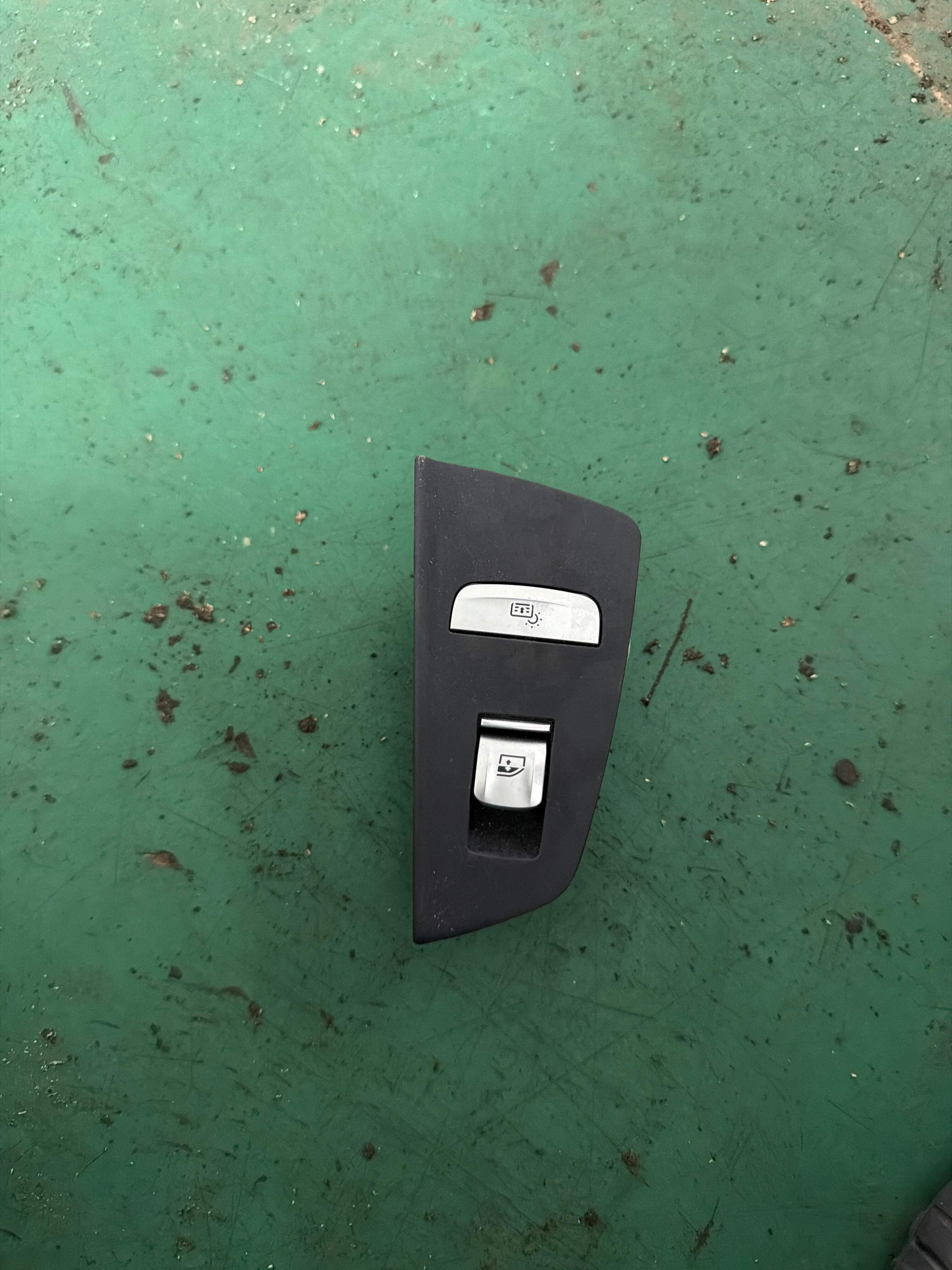 61317950760 后门玻璃升降开关(右)