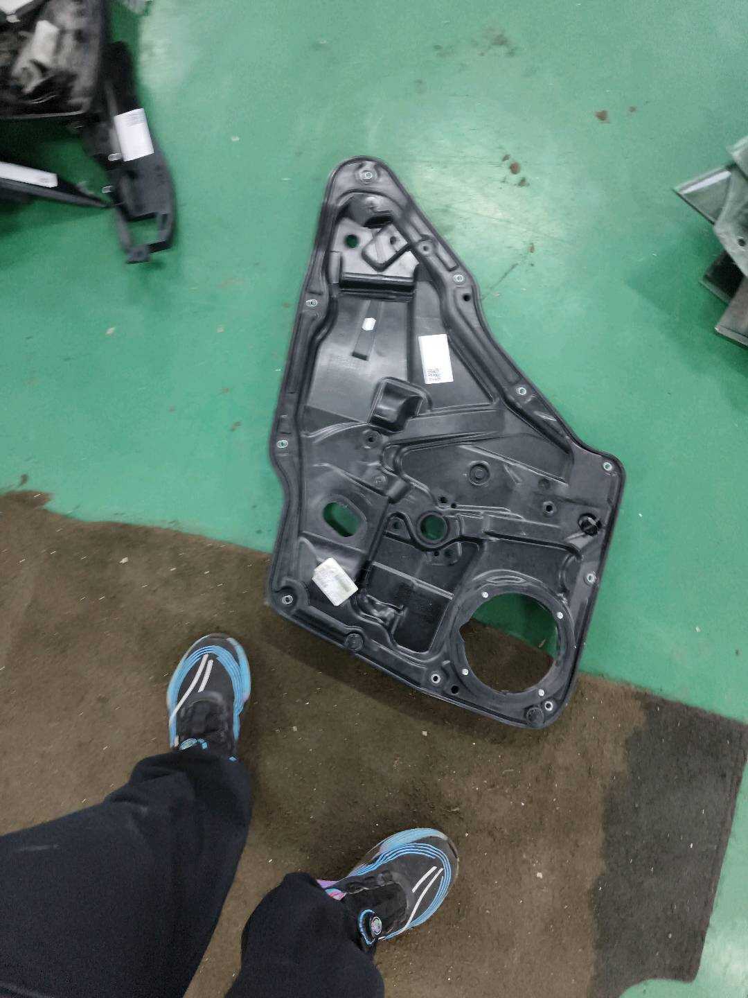 5ND839462 后门玻璃升降支架(右)