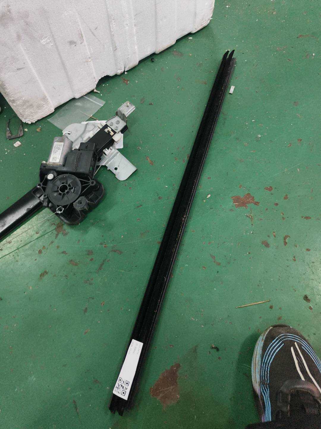 YL00508180 后门玻璃压条(右内)