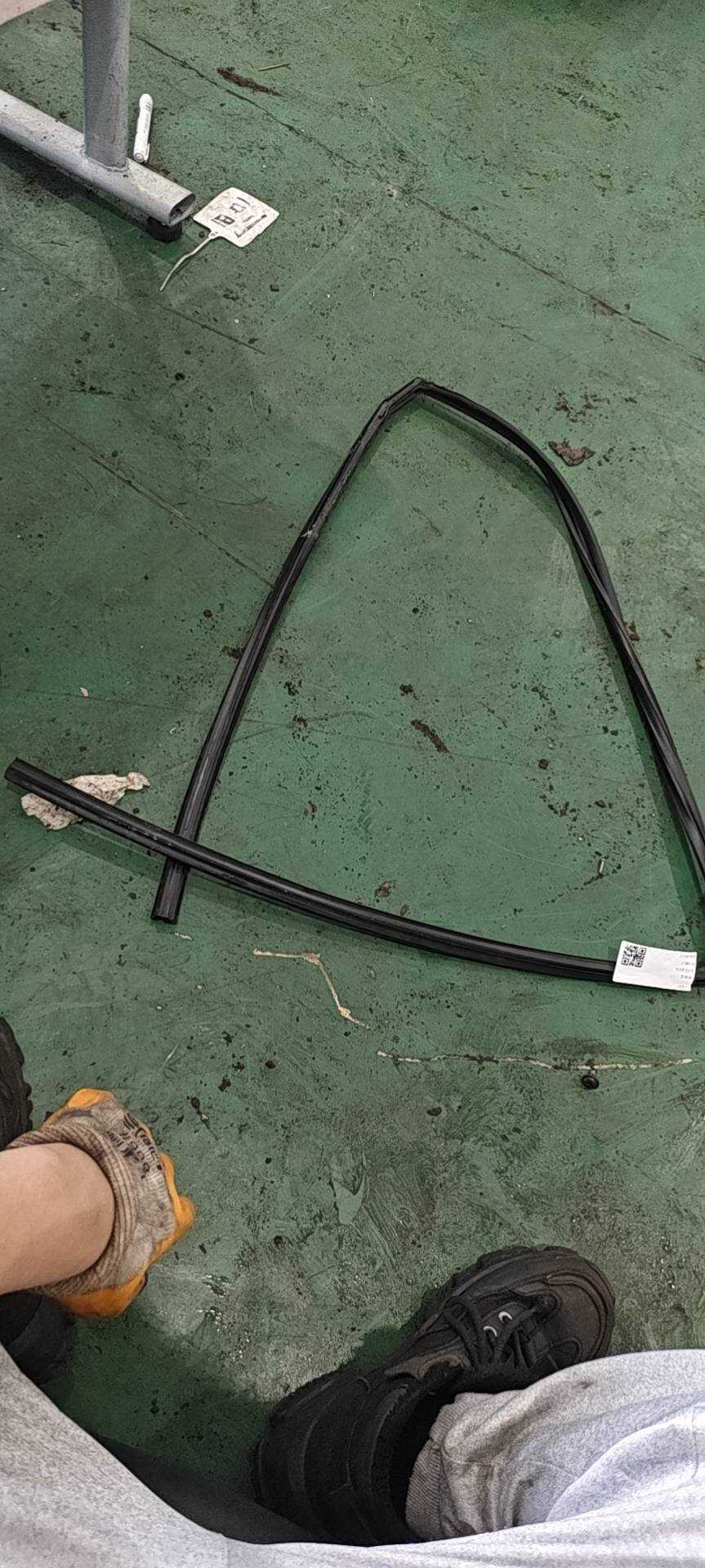 MEH6207113 Left Rear Door Glass Guide Channel