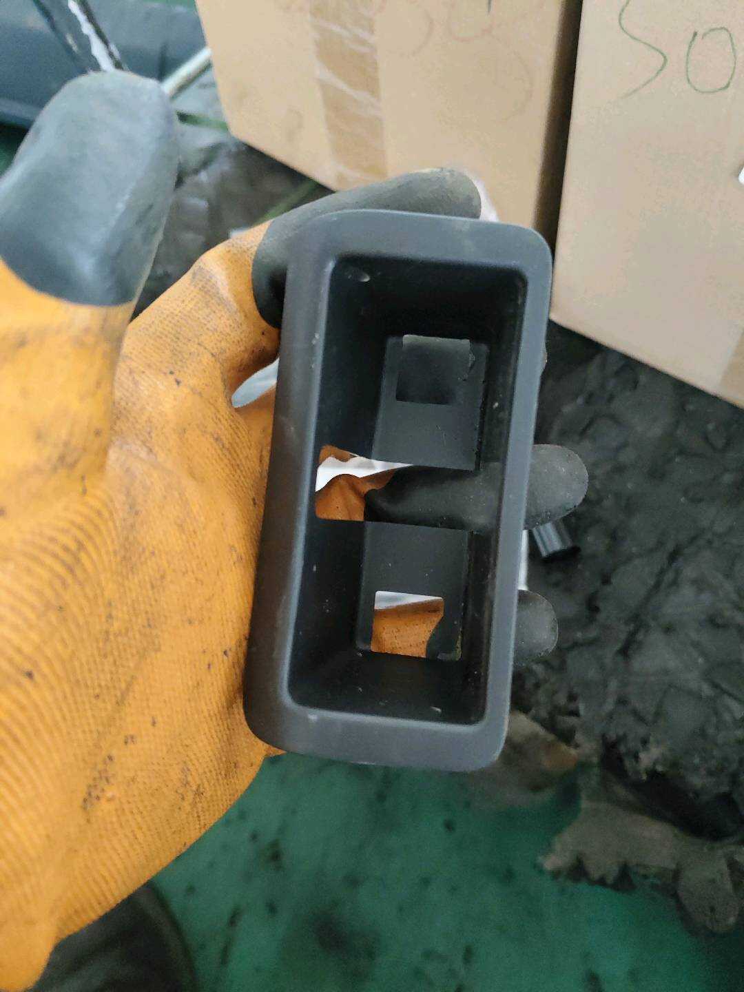 B013223 行李箱锁扣检修孔罩