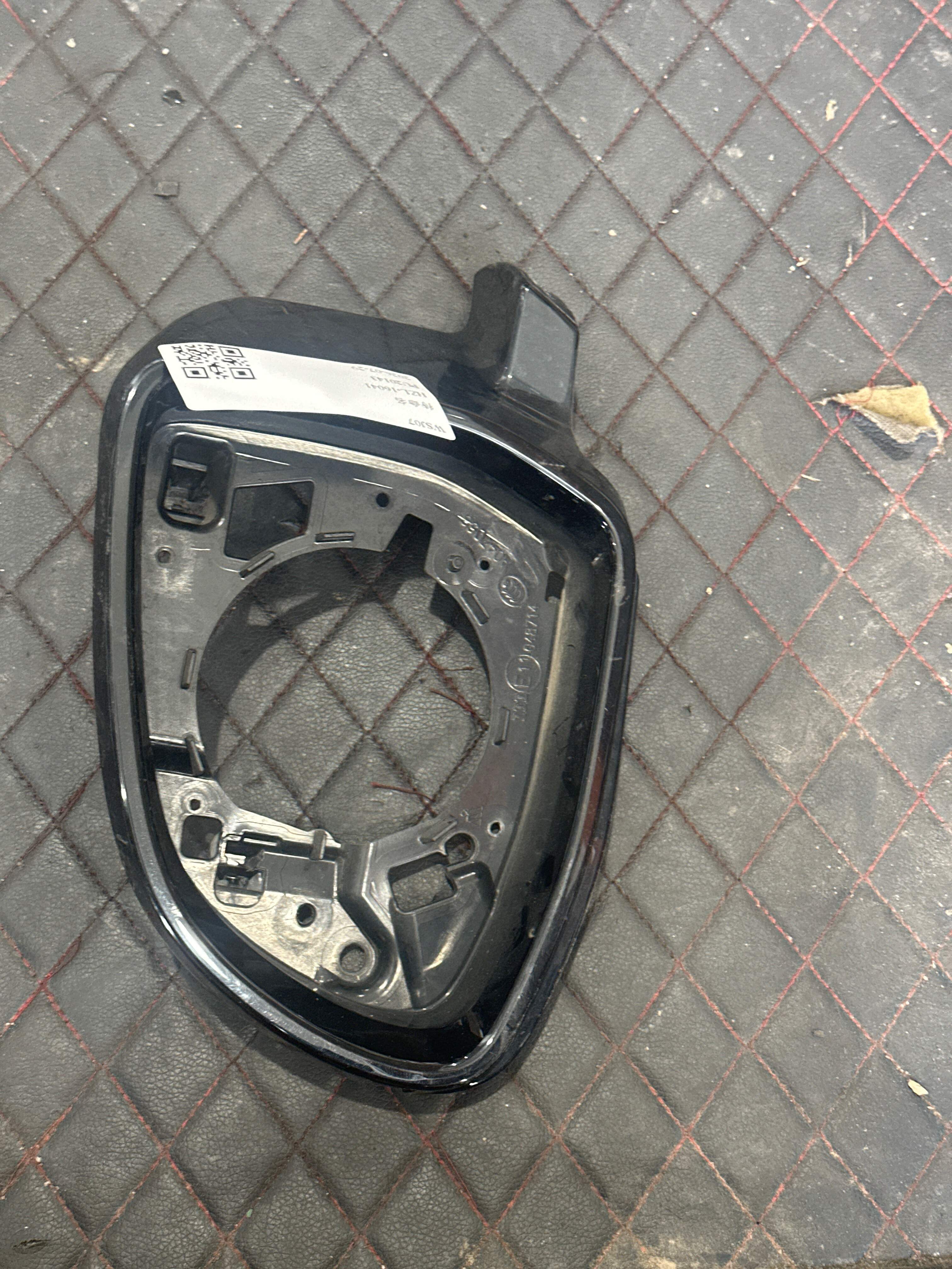 51167468241 倒车镜框（左）
