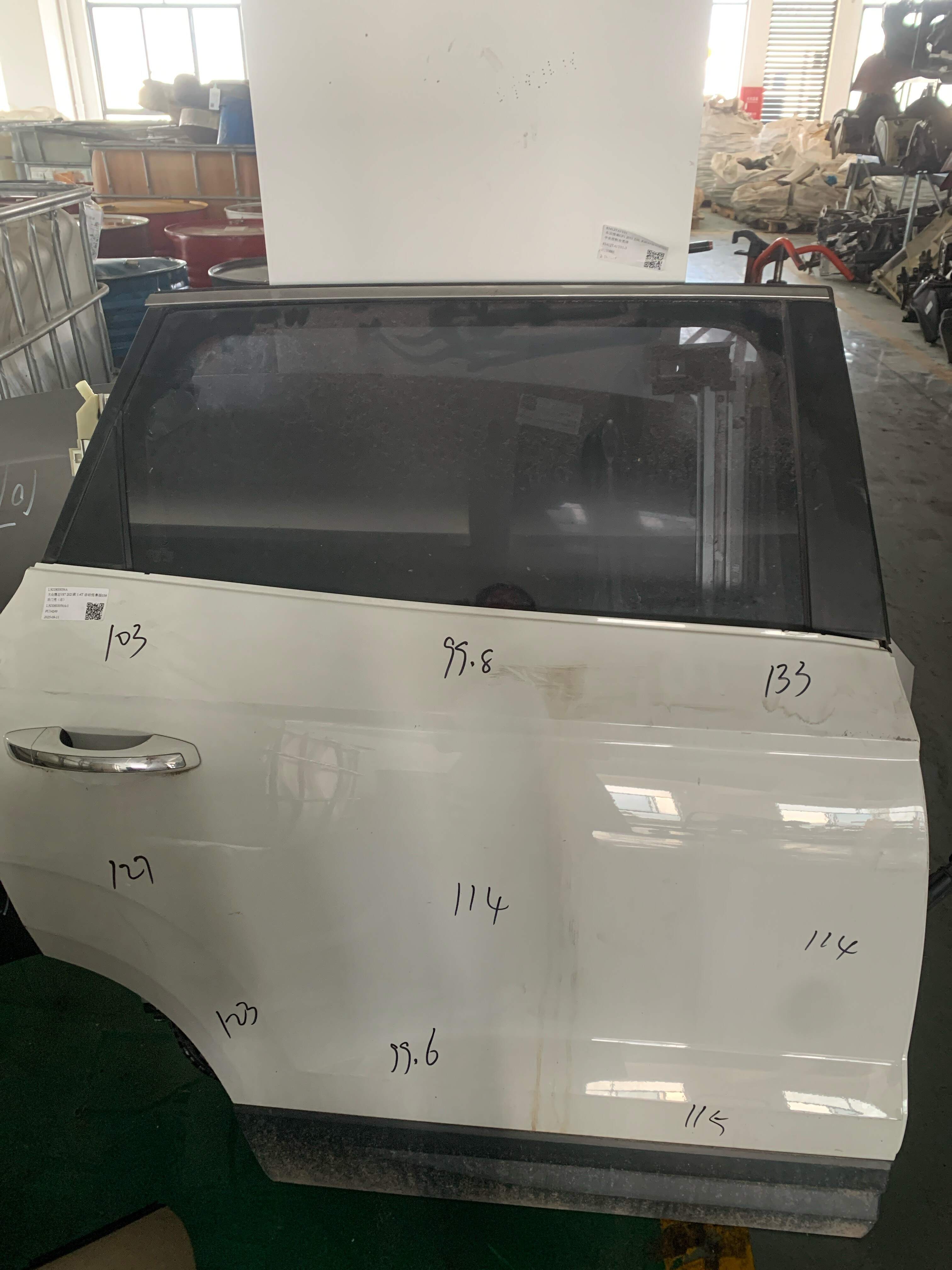 L5CG833056A 后门壳（右）