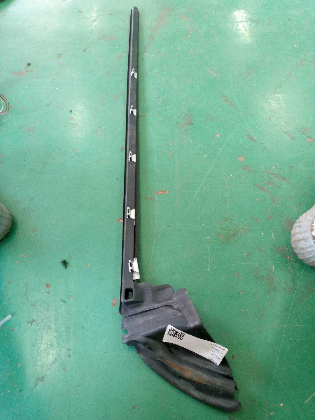 51337458245 Front Door Window Molding (Left Inner)
