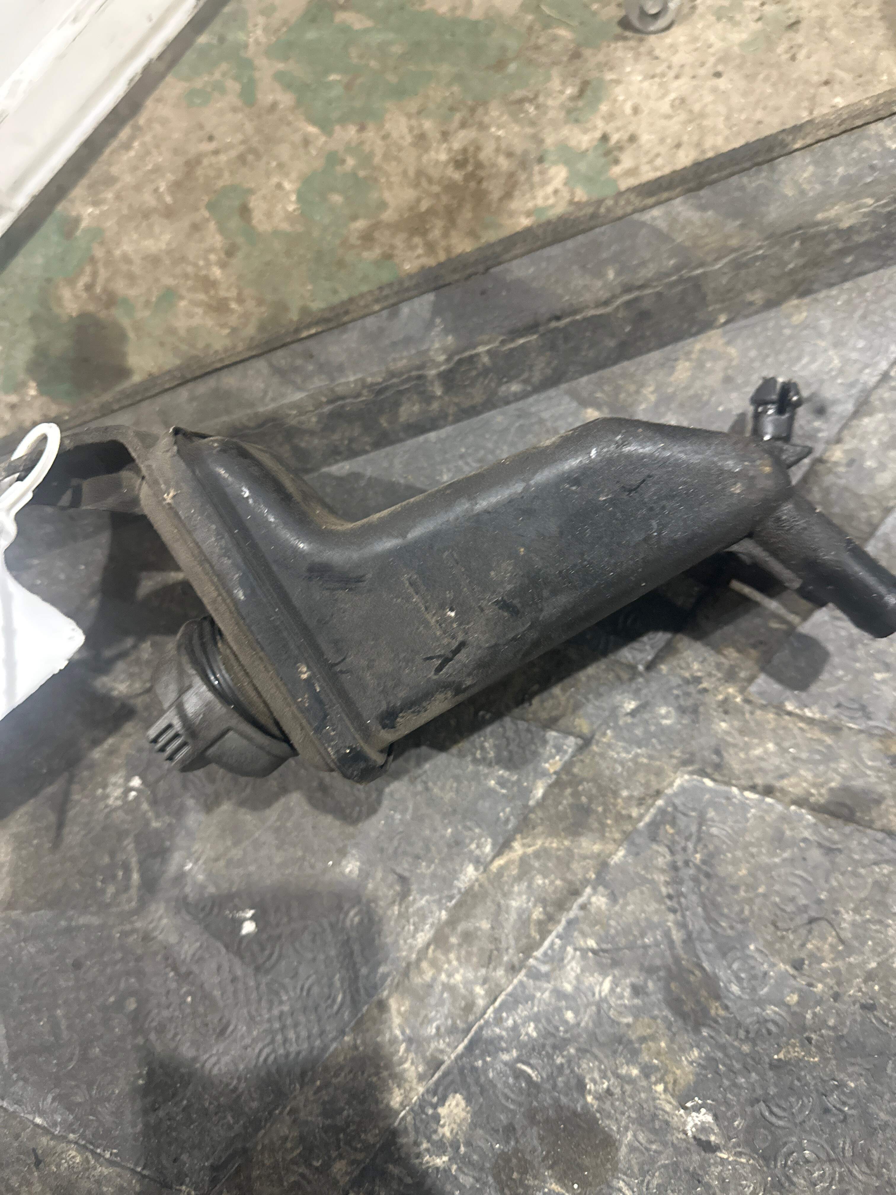 8E0422371B Power Steering Pump Reservoir