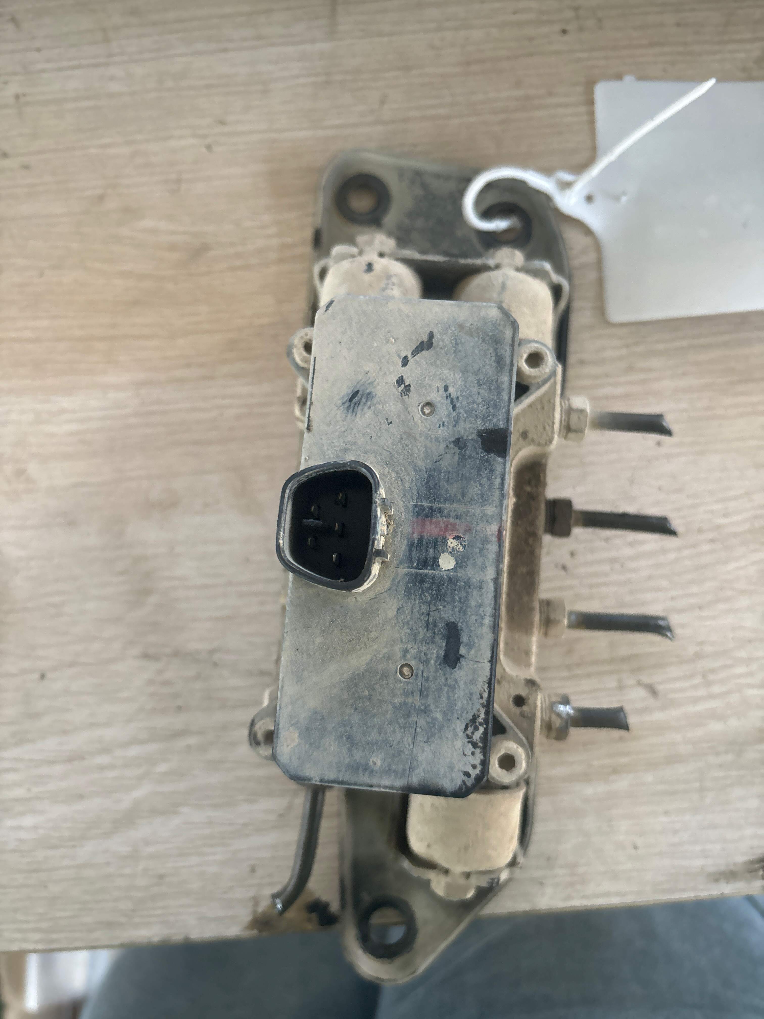 4894060010 Shock Absorber Hydraulic Pump