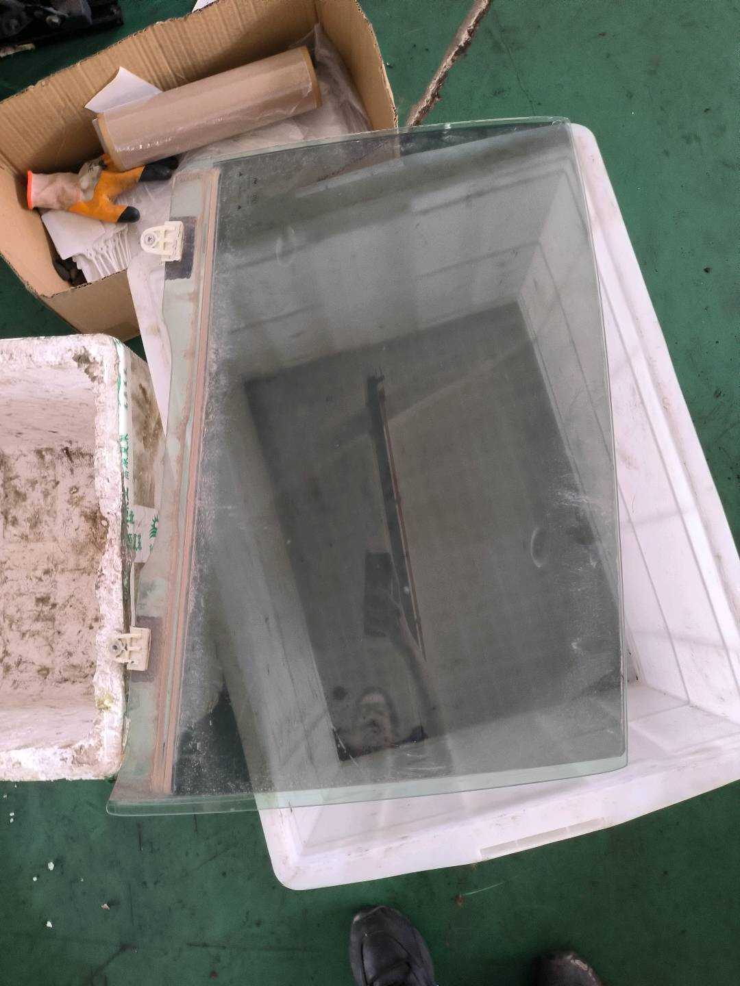 823002V70A 后门玻璃（右）
