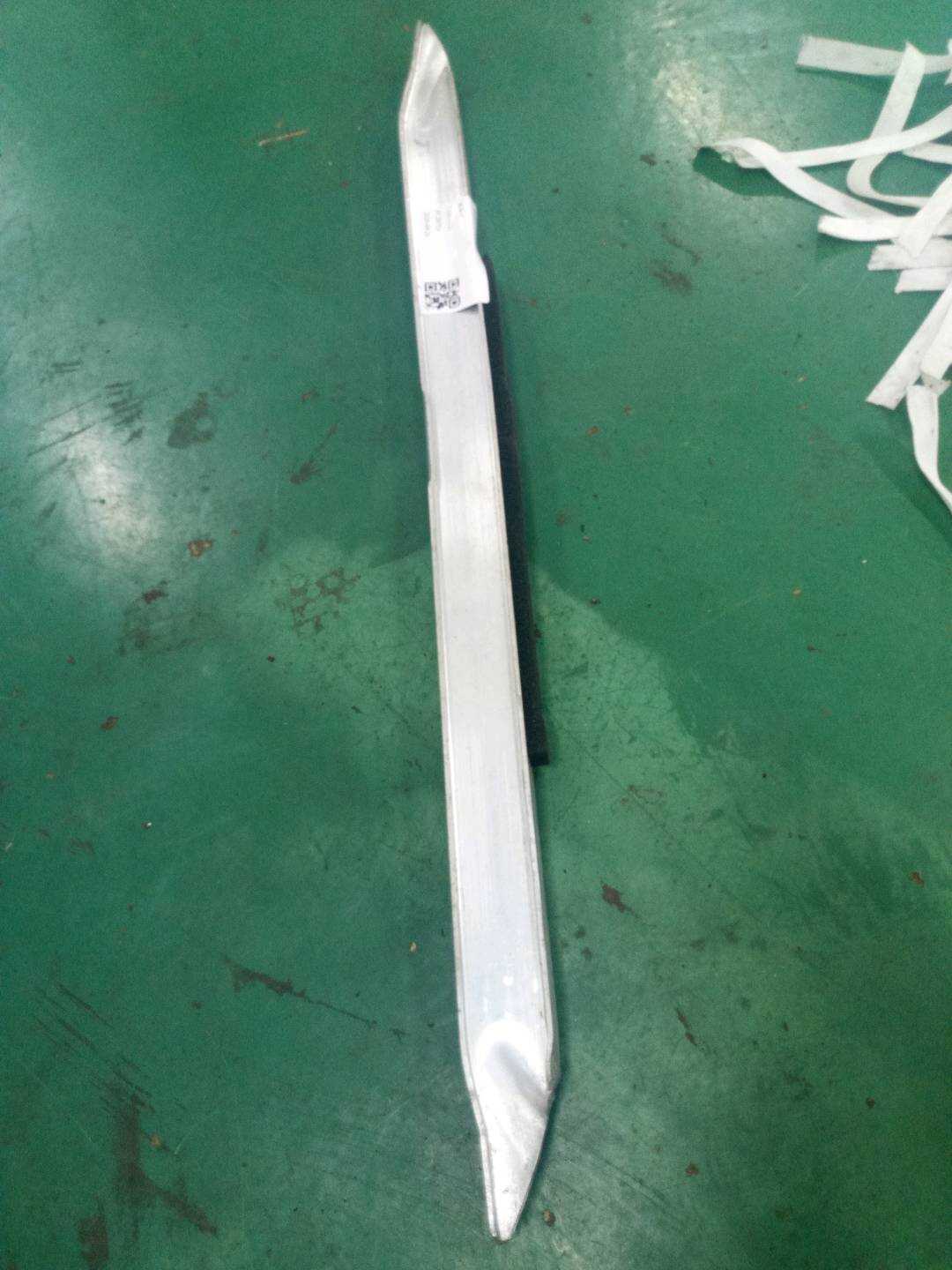 L8E0833507 防撞梁