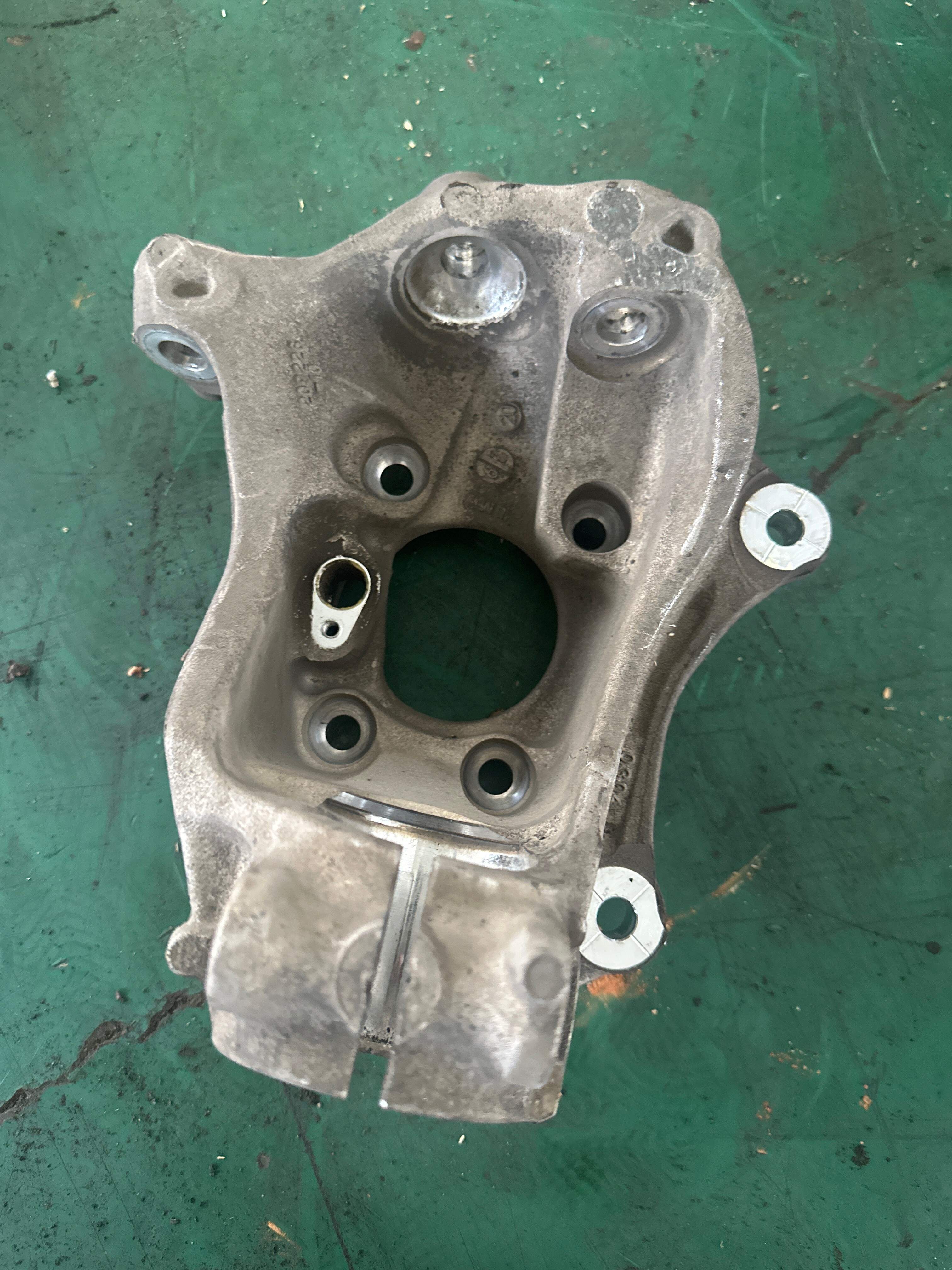 31216877143 Front Steering Knuckle, Left