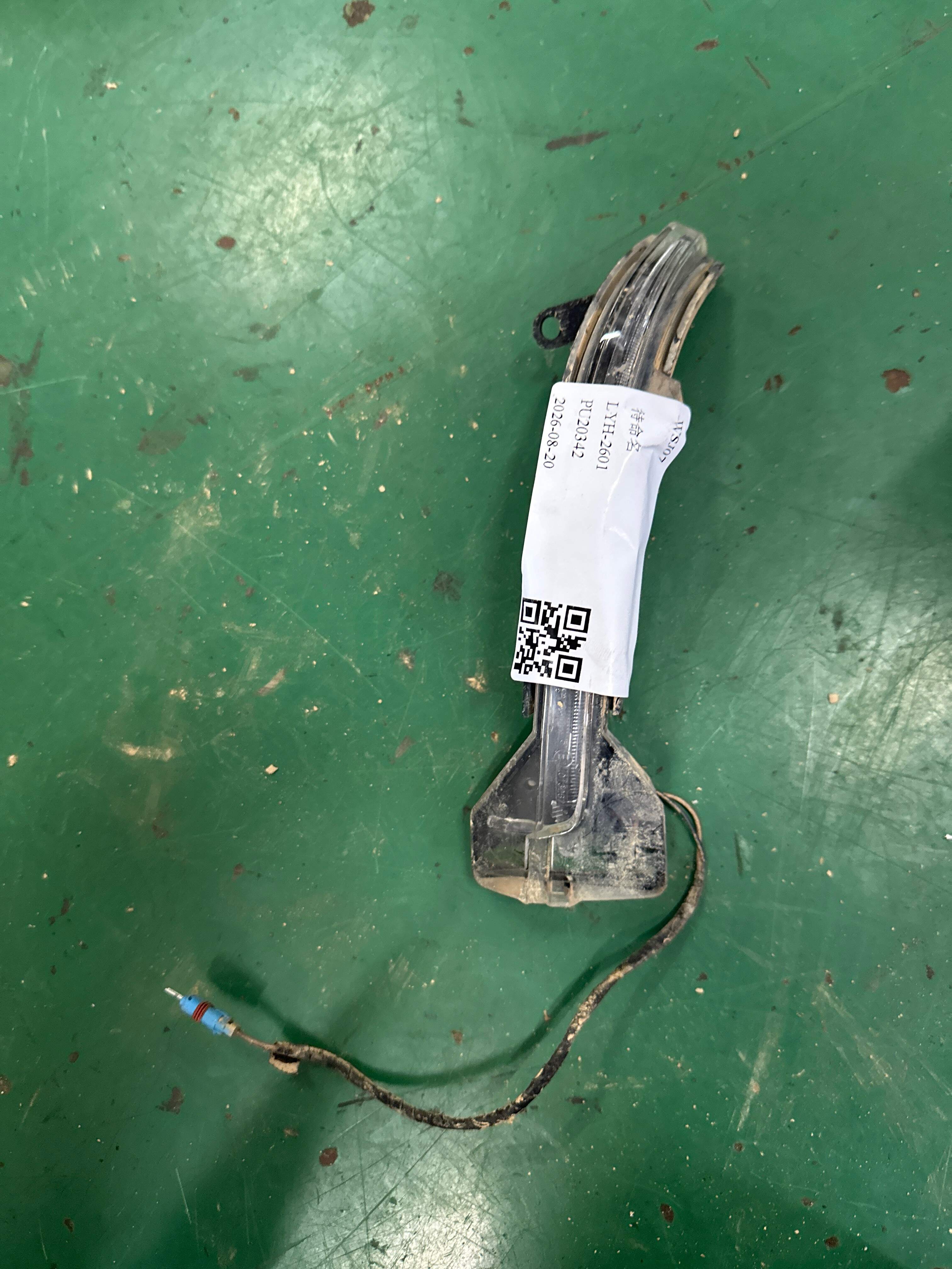 63137308536 倒车镜转向灯(右)
