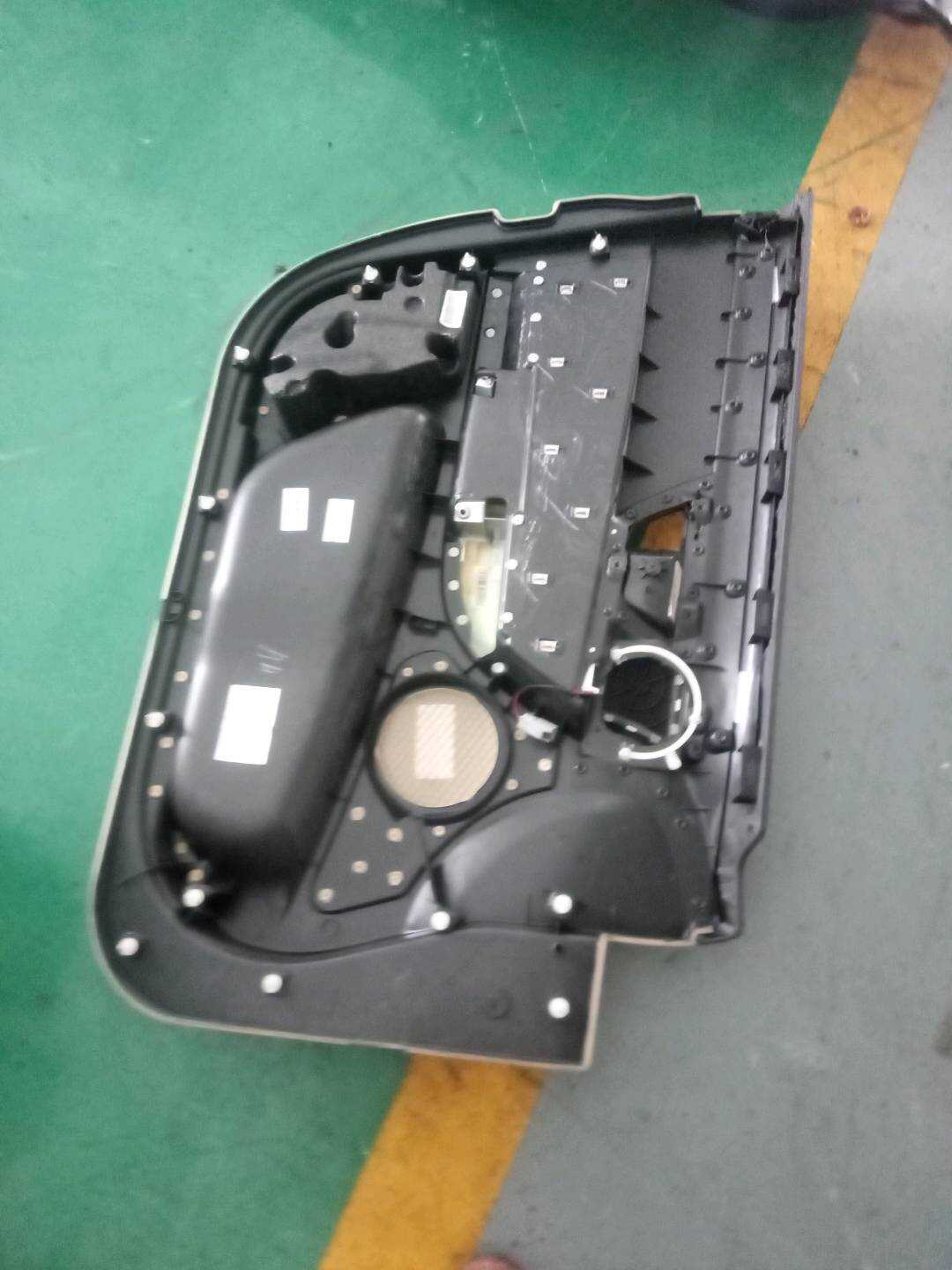 C2Z25841SEL 前门扬声器罩（右）