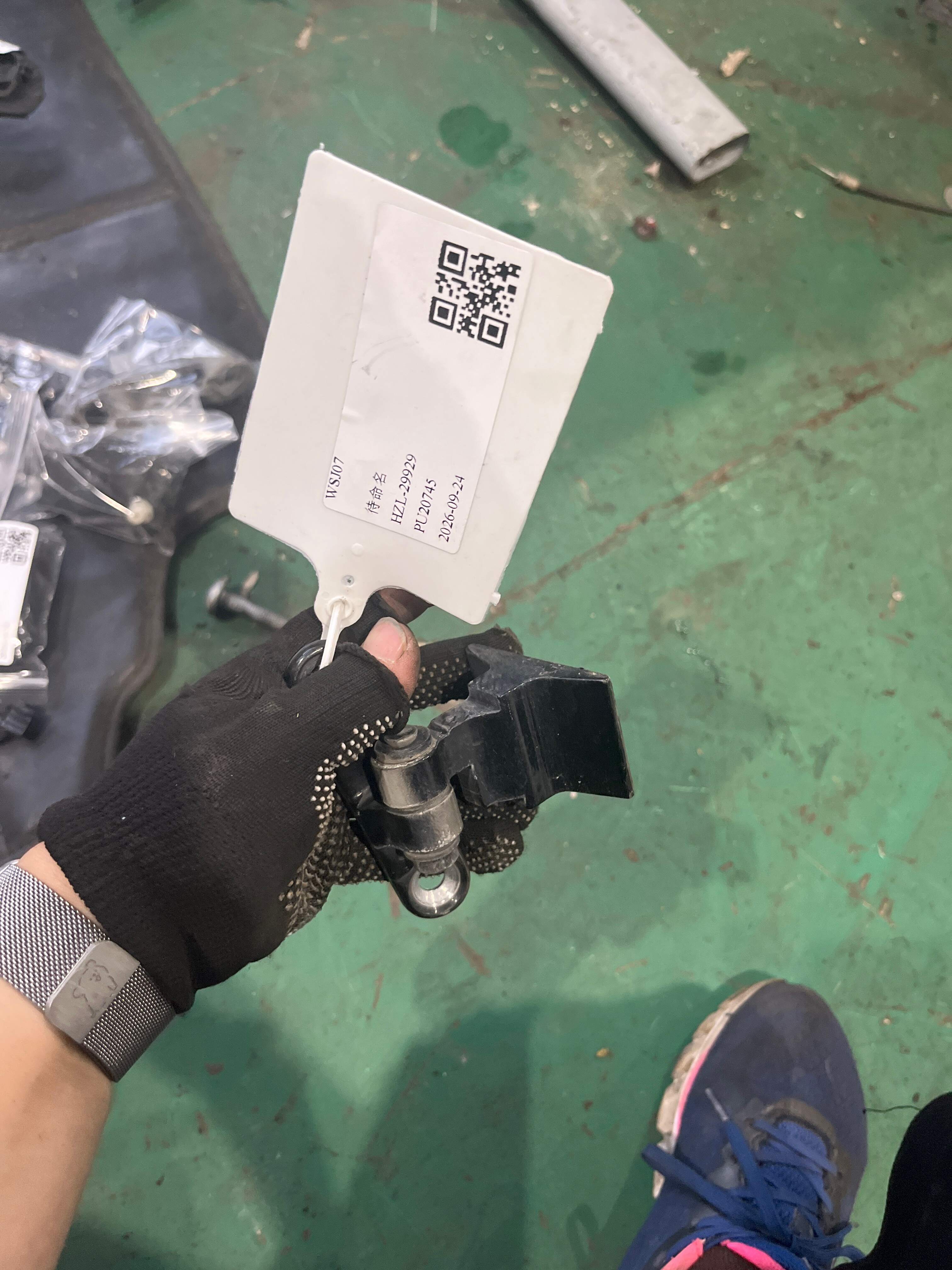41007228158 Front Door Hinge (Lower Right)