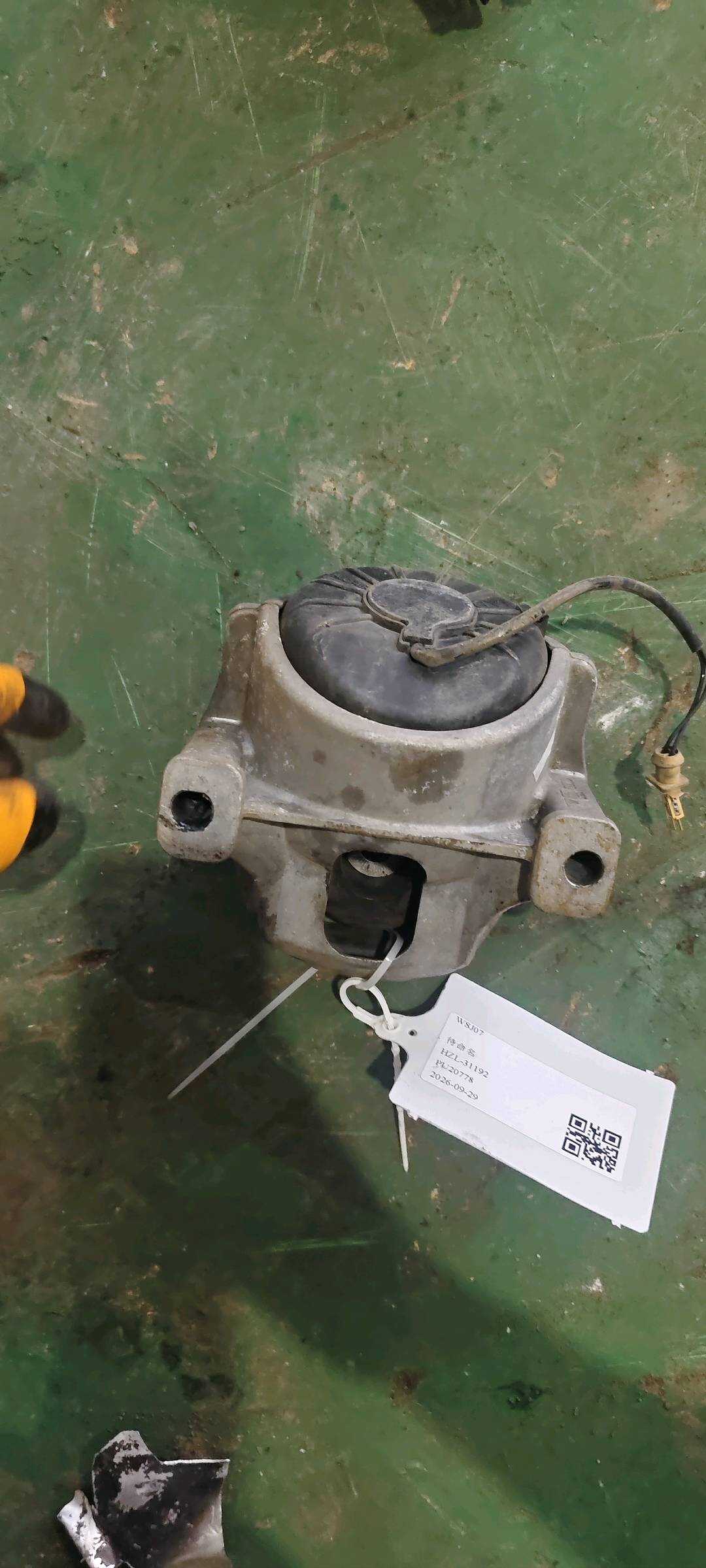 8R0199381C 发动机机脚胶(左)