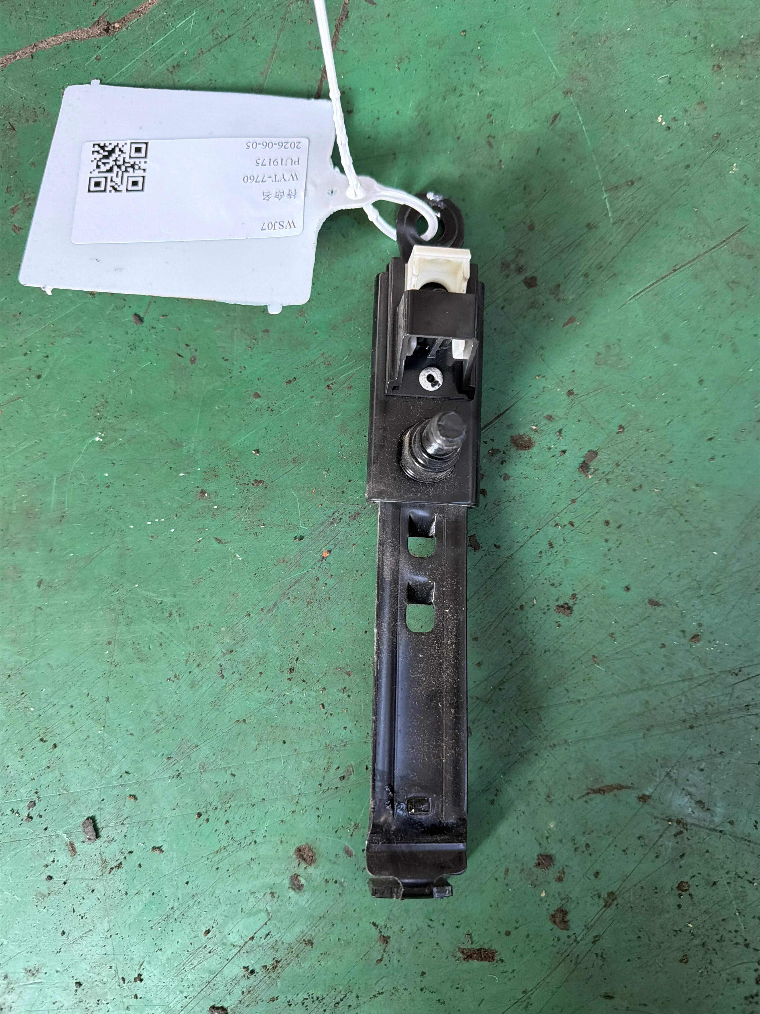 7302430010B4 驾驶员座椅安全带高度调节器
