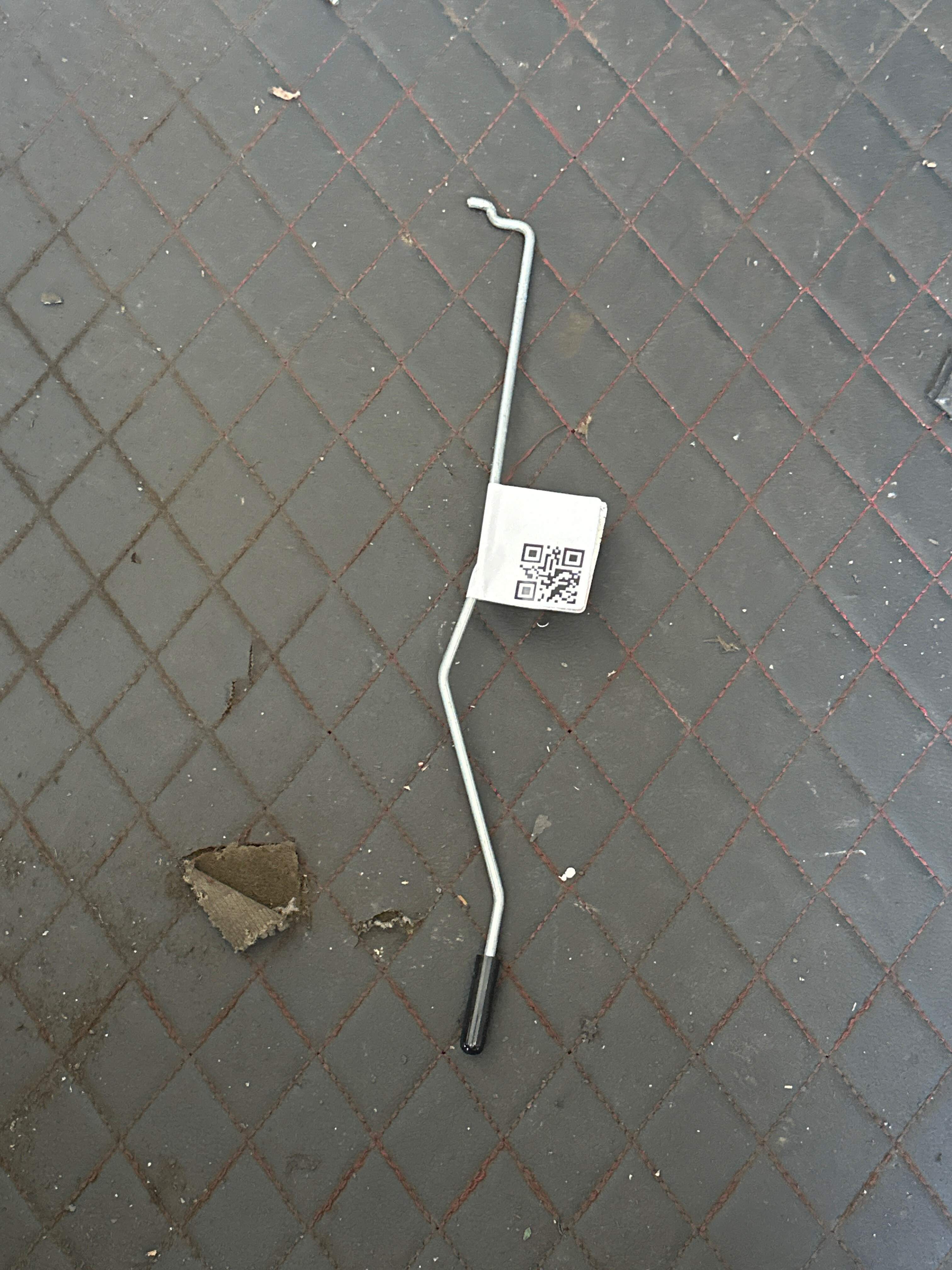 51227474340 后门锁止杆（右）