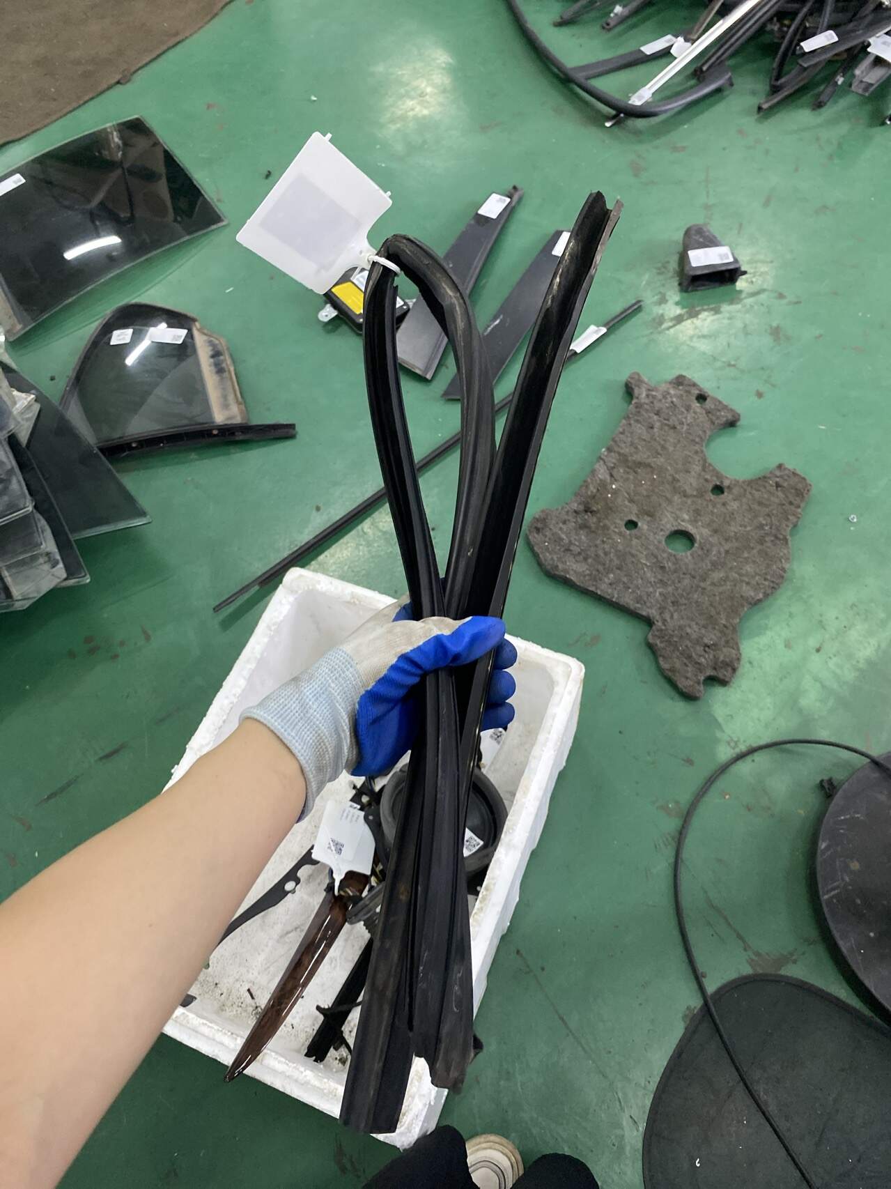 51357020584 后门玻璃绒槽（右）