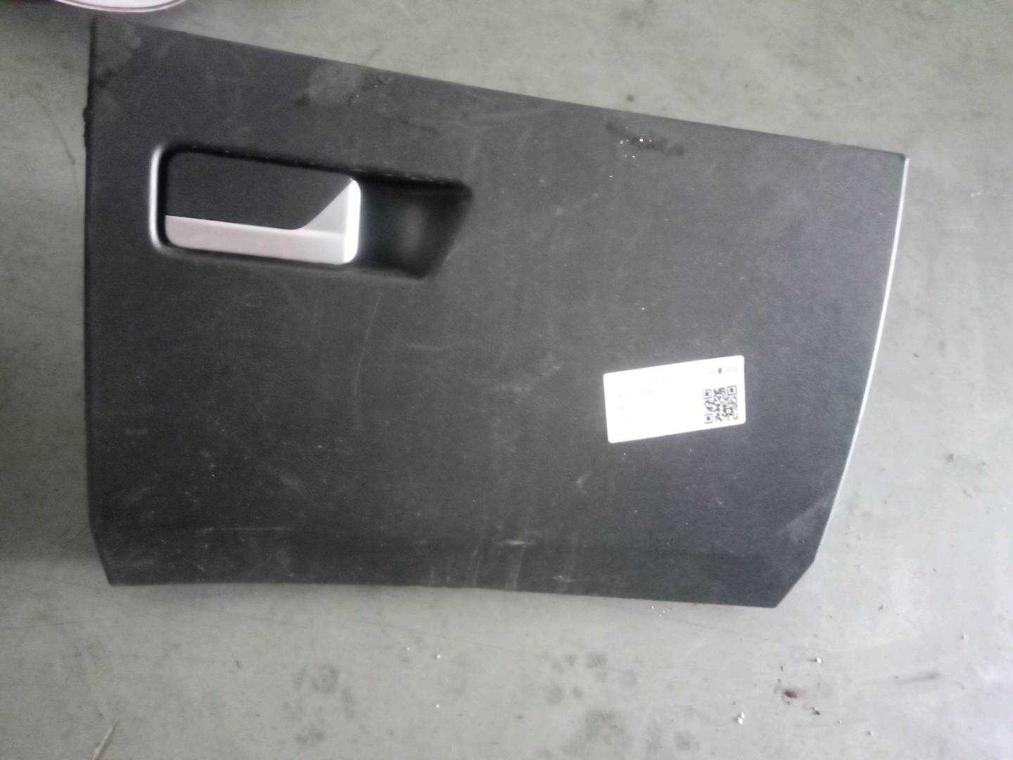 1018030422 仪表台杂物箱（右）